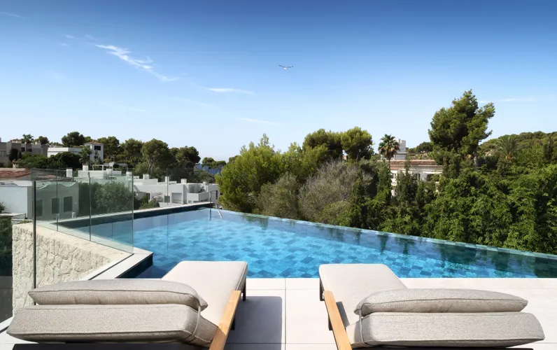 Luxuriöse neue Villa in Strandnähe