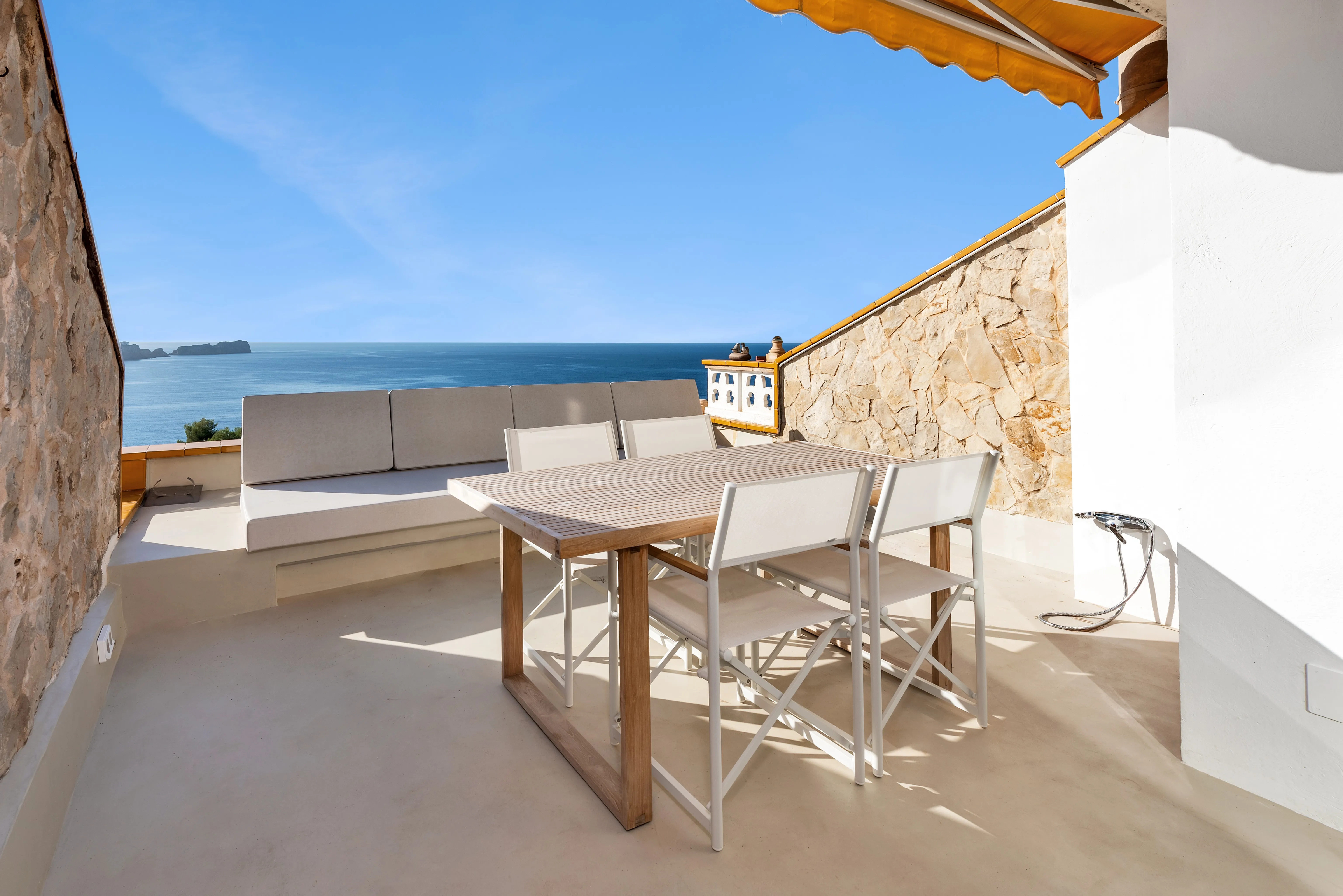 Refurbished penthouse flat with sea views-1