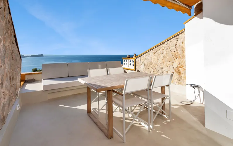 Renoveret penthouse med havudsigt