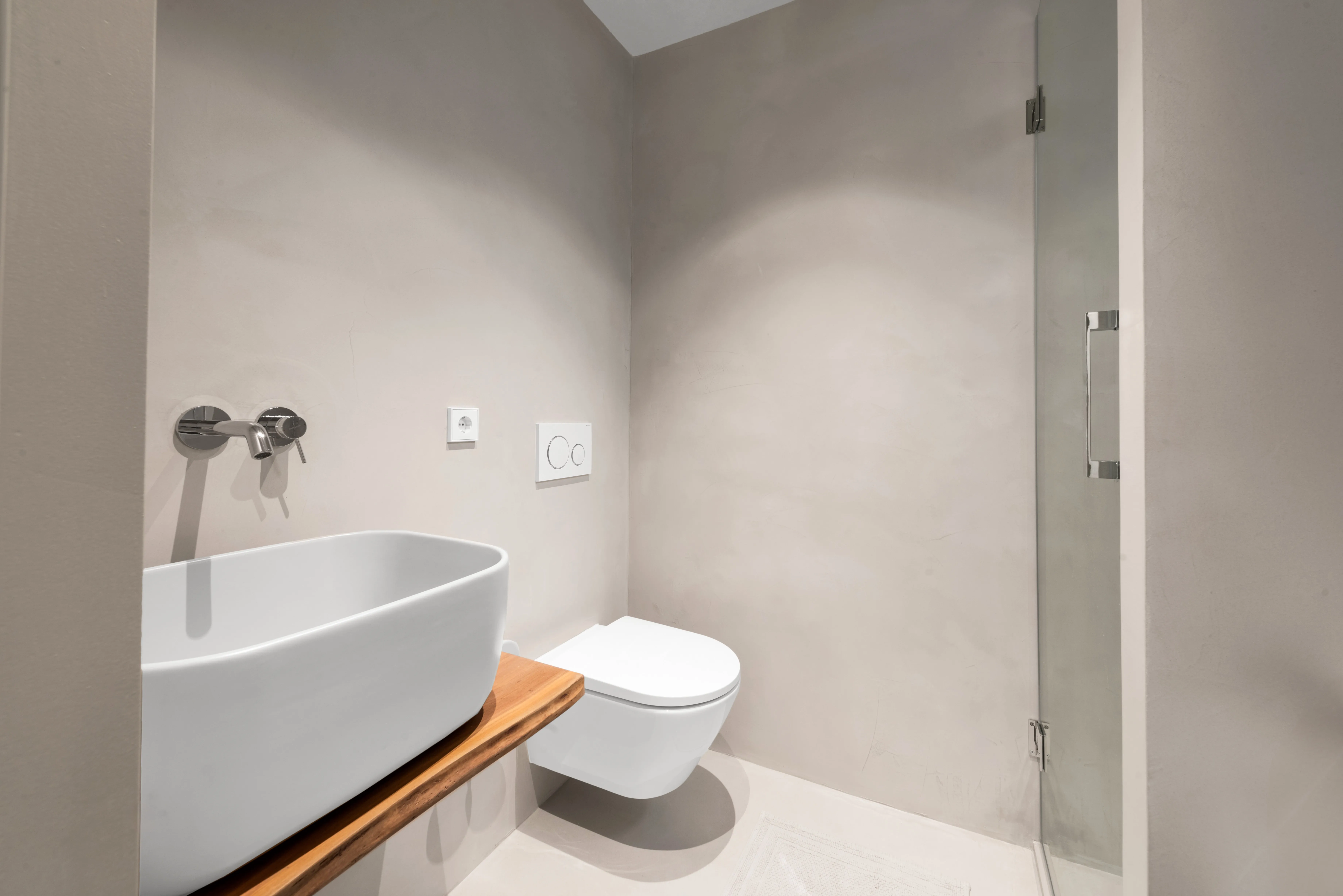 Refurbished penthouse flat with sea views-12