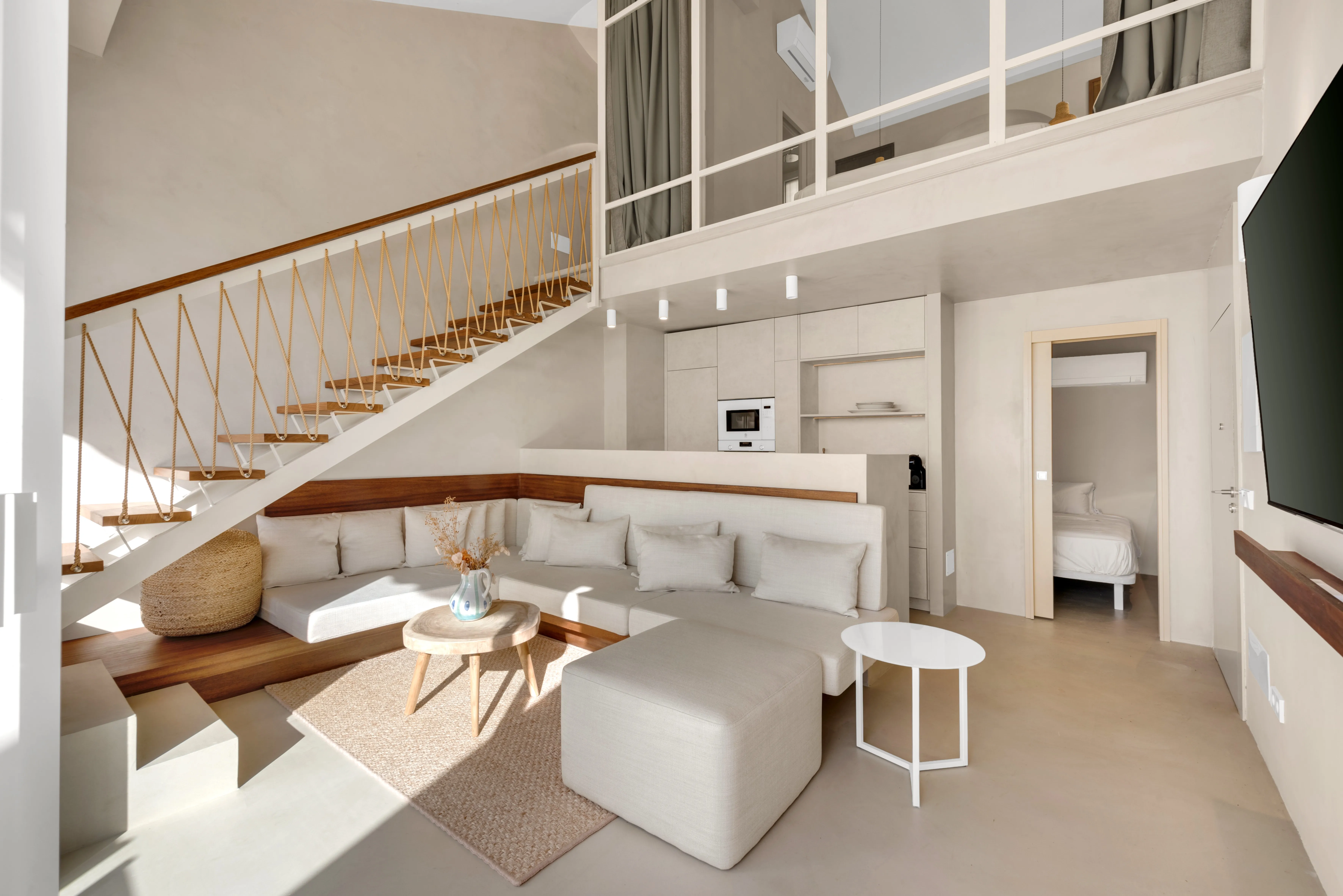 Refurbished penthouse flat with sea views-3