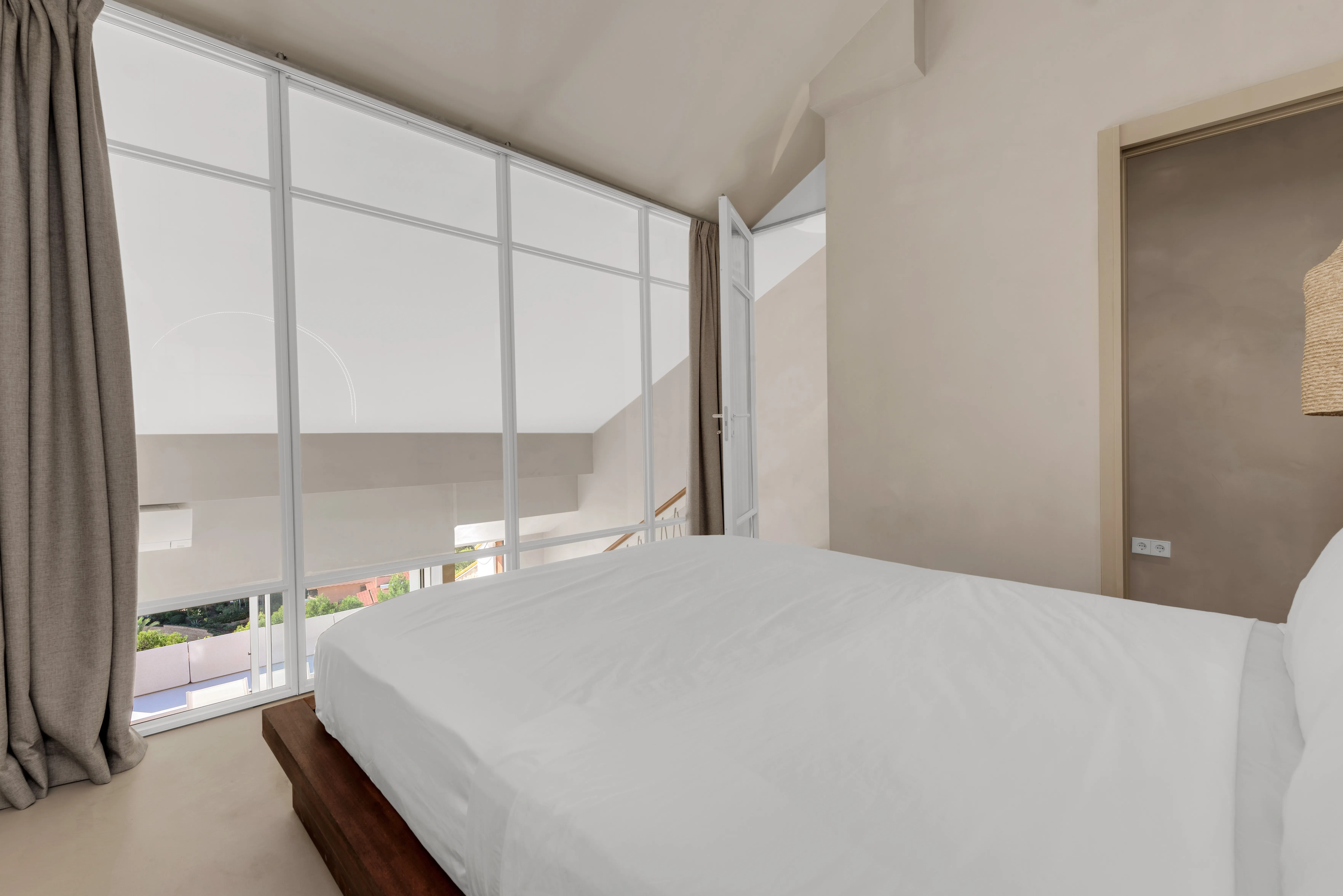 Refurbished penthouse flat with sea views-8