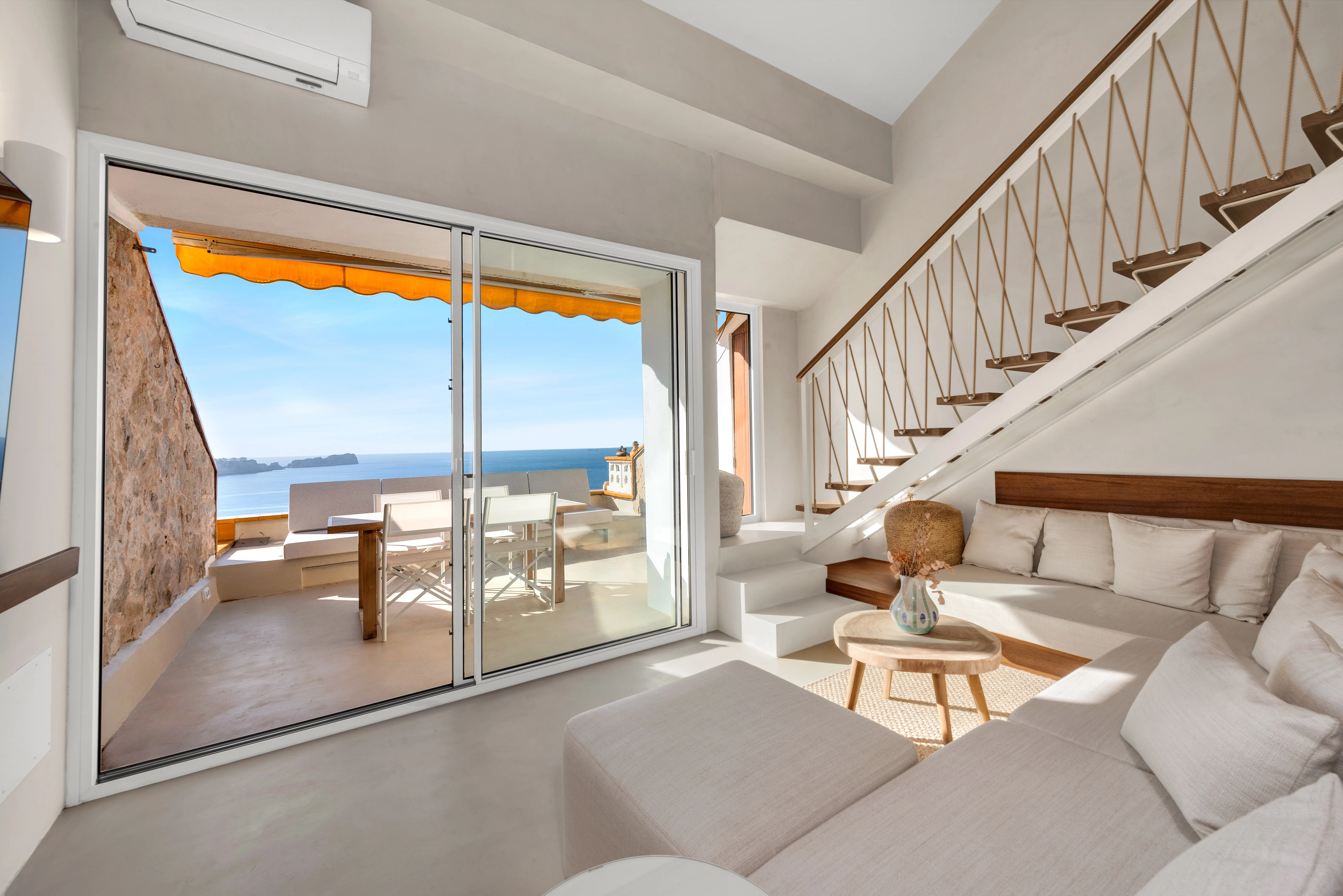 Refurbished penthouse flat with sea views-2