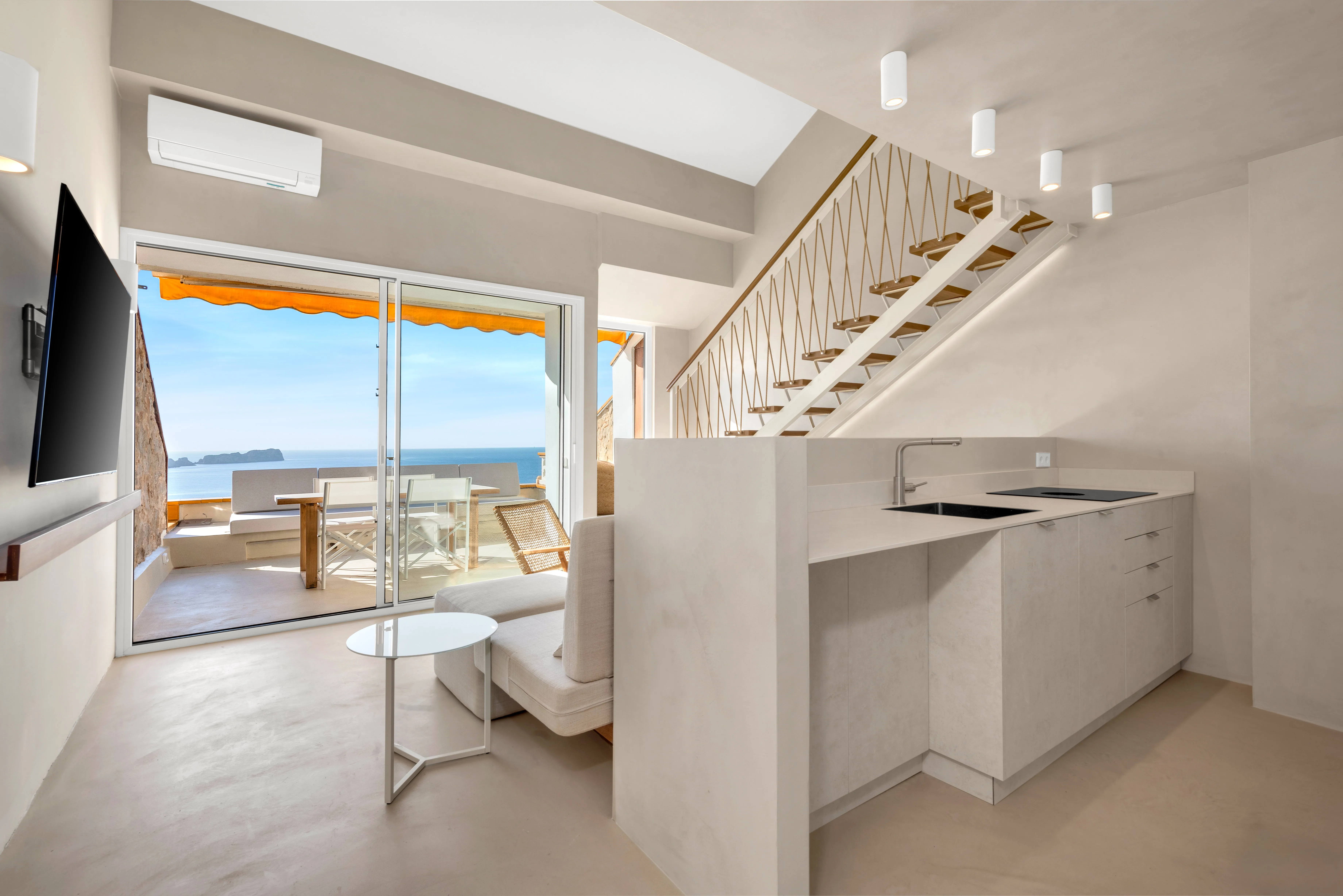 Refurbished penthouse flat with sea views-5