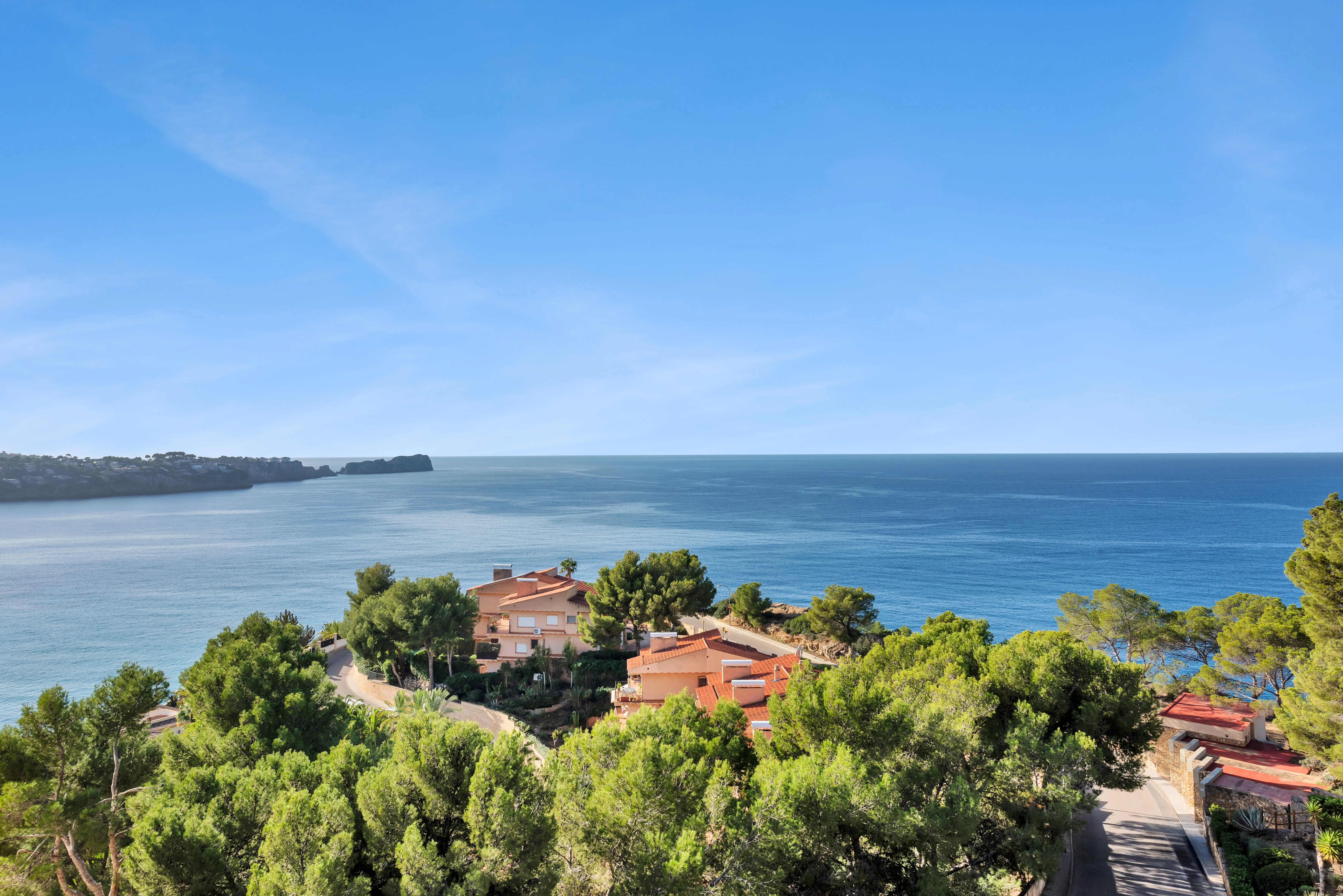 Refurbished penthouse flat with sea views-14