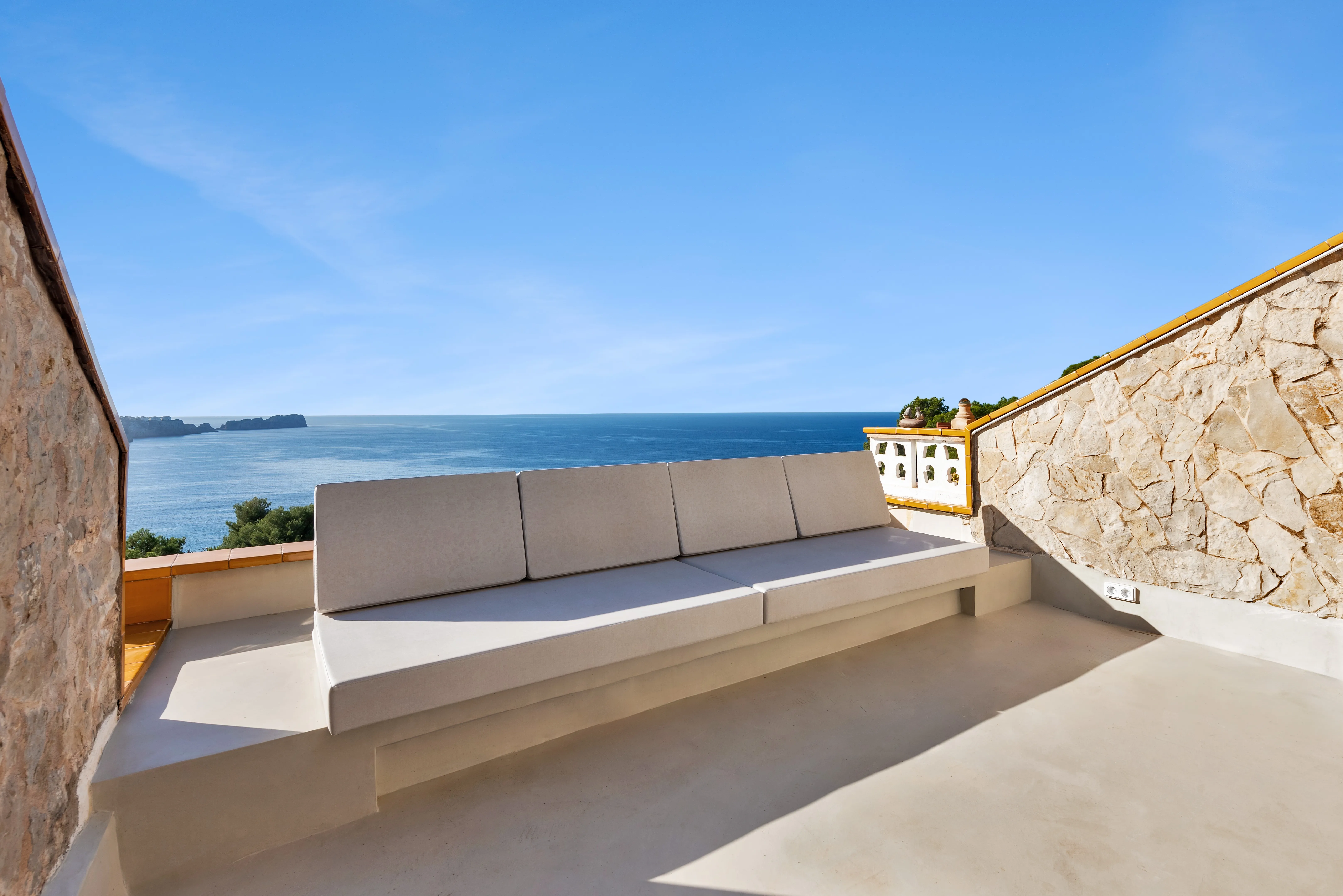Refurbished penthouse flat with sea views-13