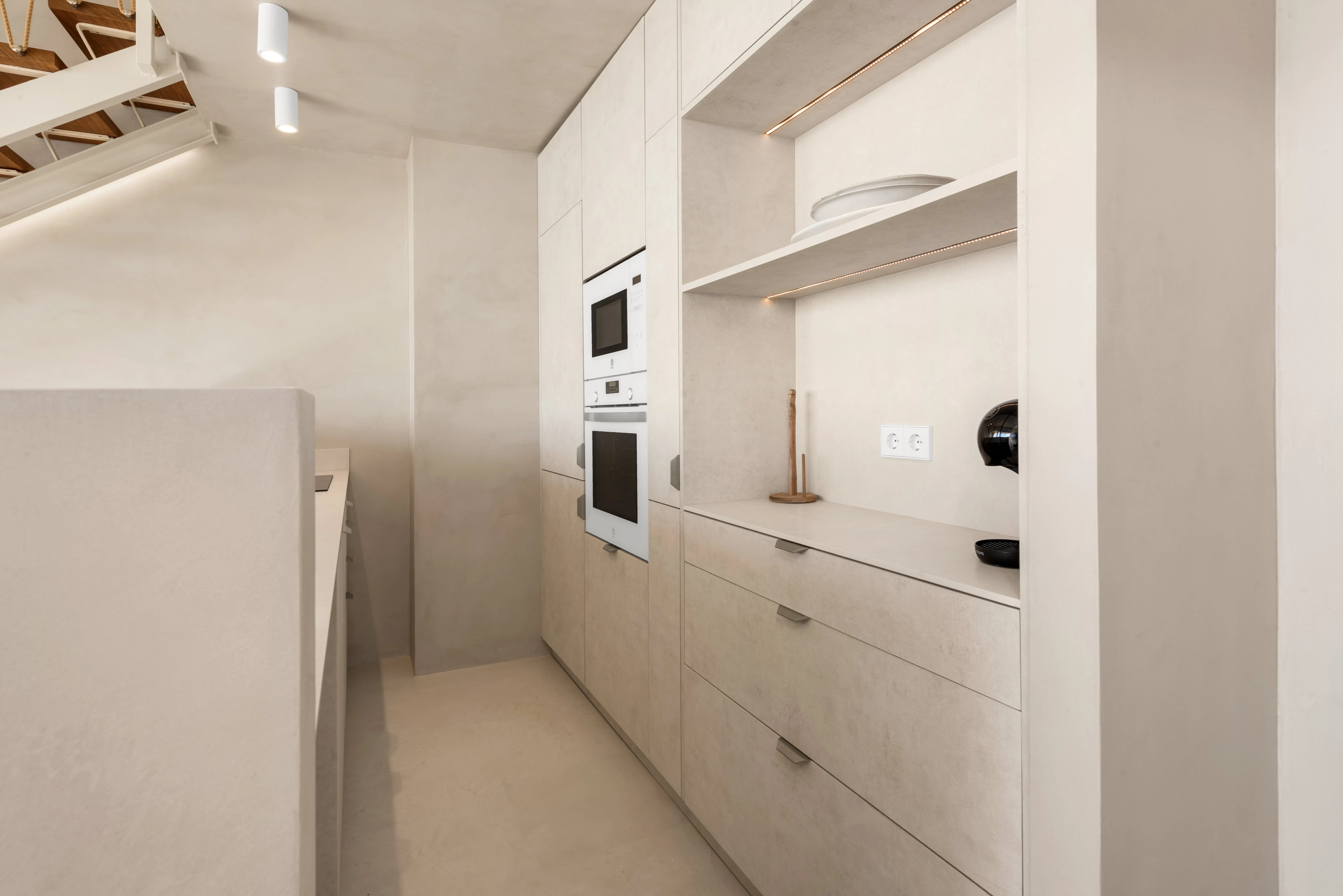 Refurbished penthouse flat with sea views-6