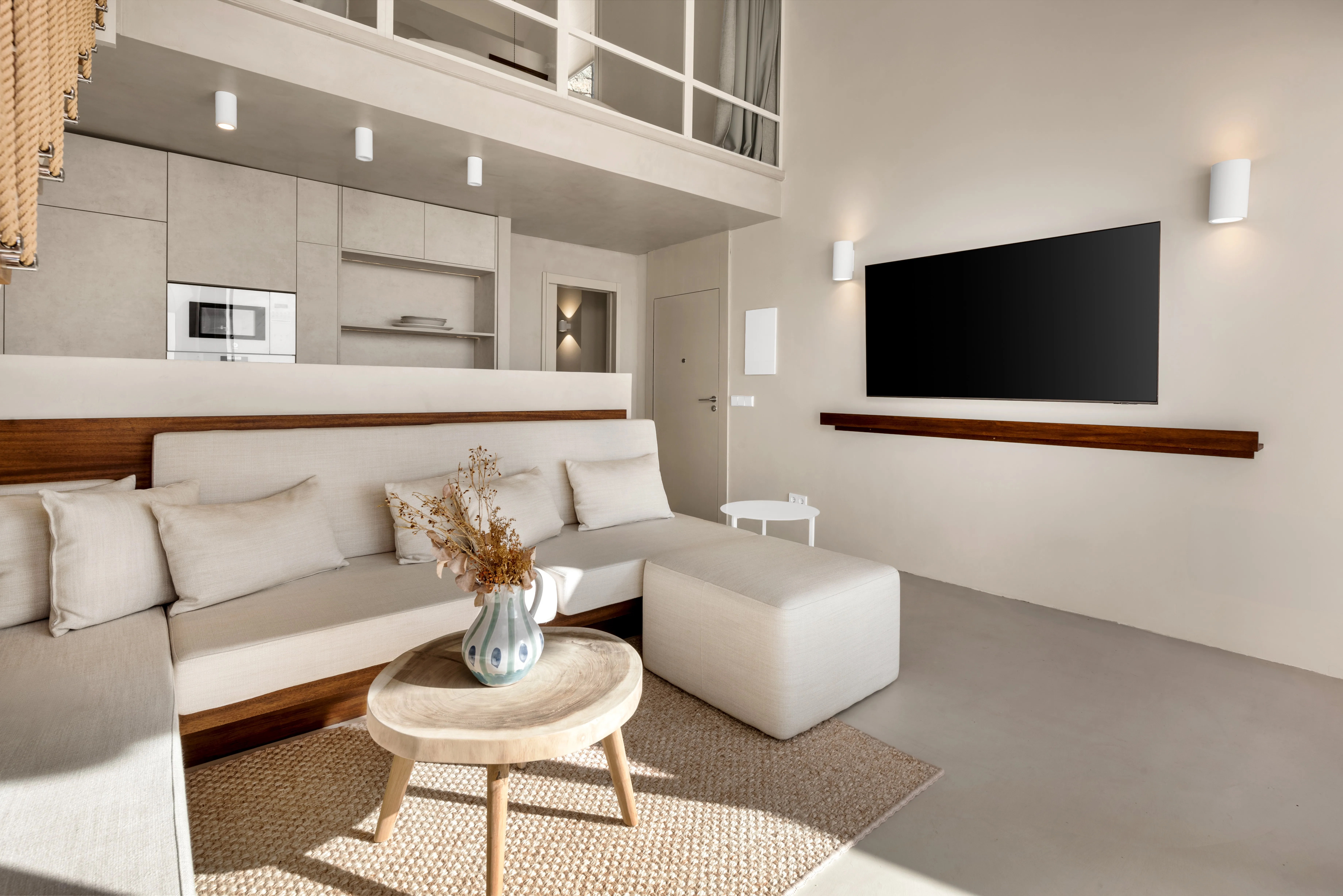 Refurbished penthouse flat with sea views-4