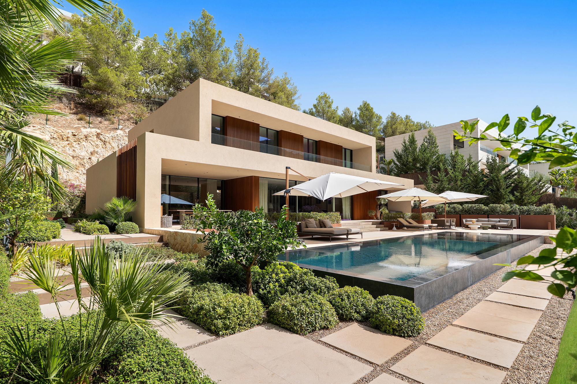 Elegante Designervilla in privater Lage mit Blick ins Grüne-2