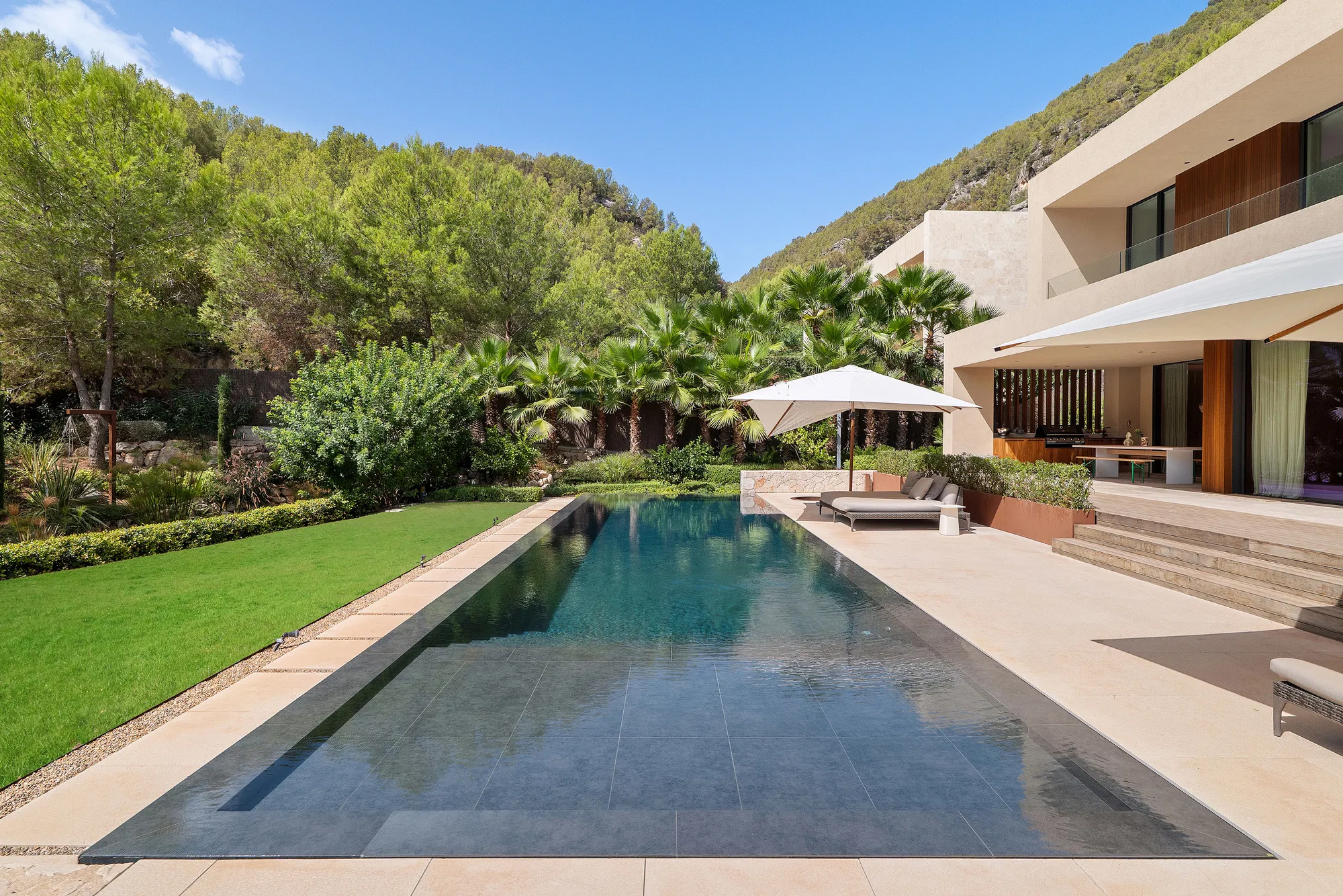 Elegante Designervilla in privater Lage mit Blick ins Grüne-3