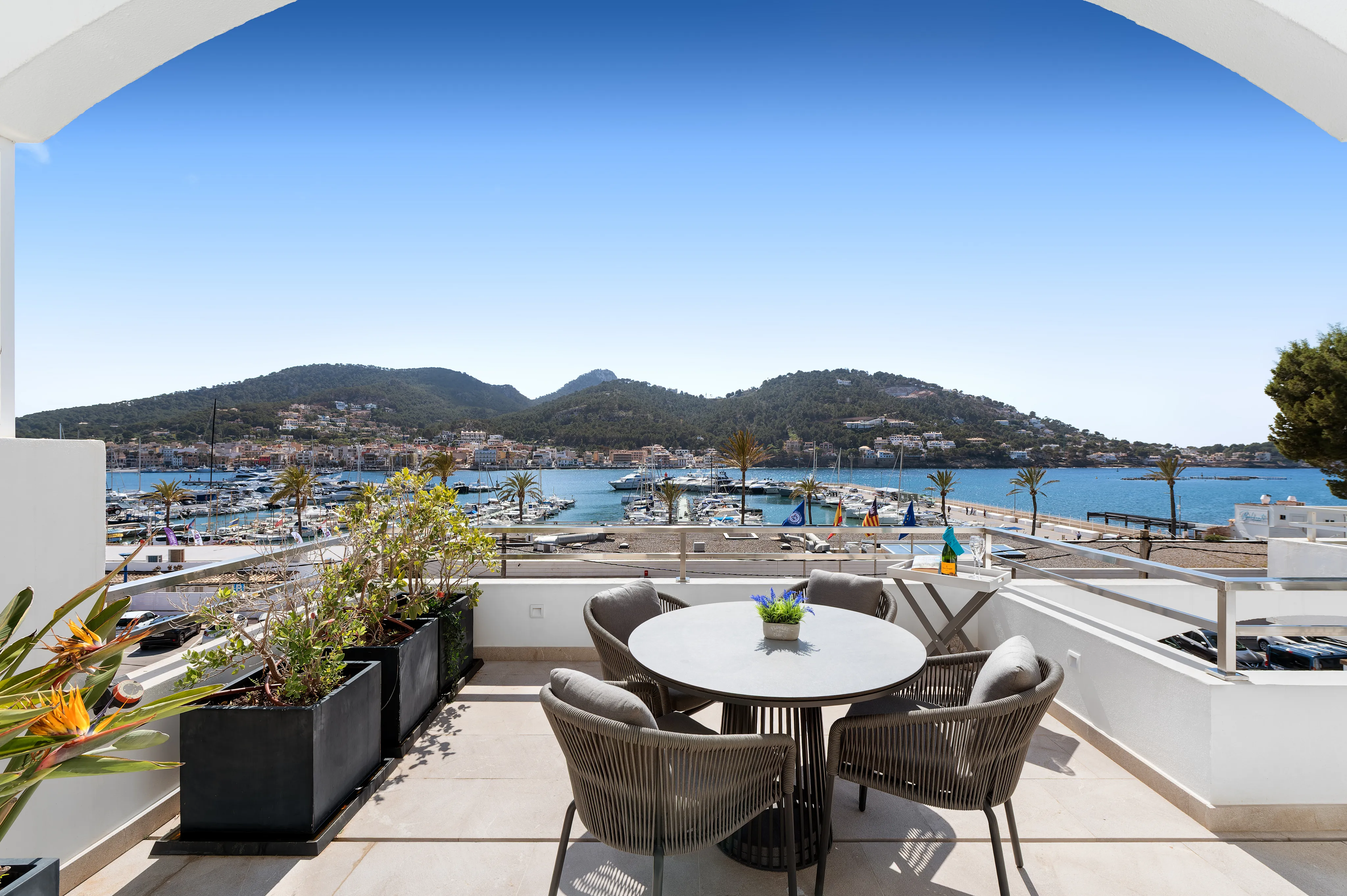 Ático de lujo totalmente reformado con espectaculares vistas al puerto en Port Andratx-1