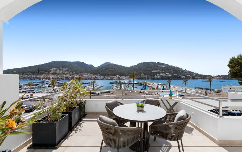 Kernsaniertes Luxus-Penthouse mit spektakulärem Hafenblick in Port Andratx