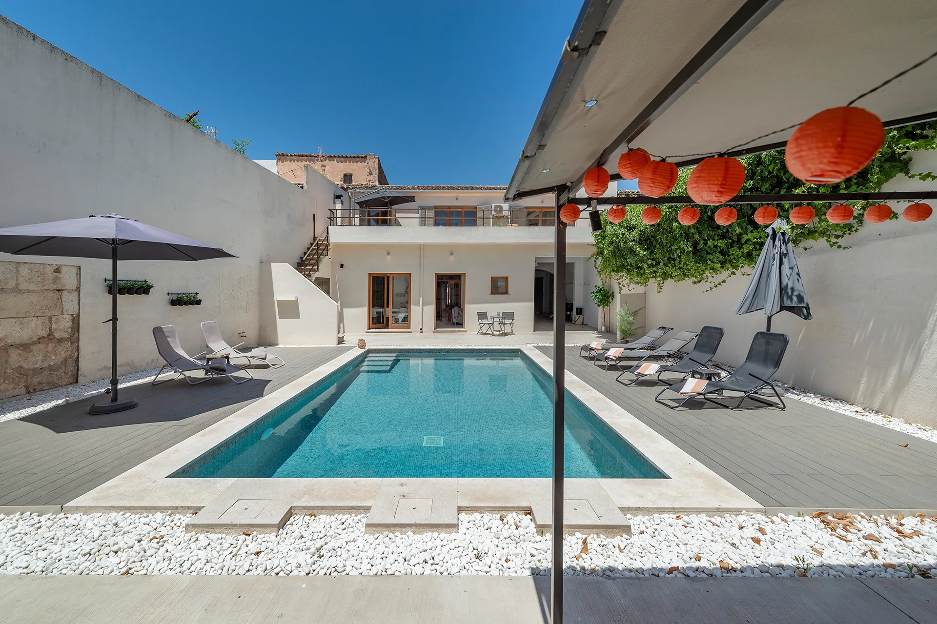 Amplia casa familiar con piscina privada y grandes terrazas en Sa Pobla-1