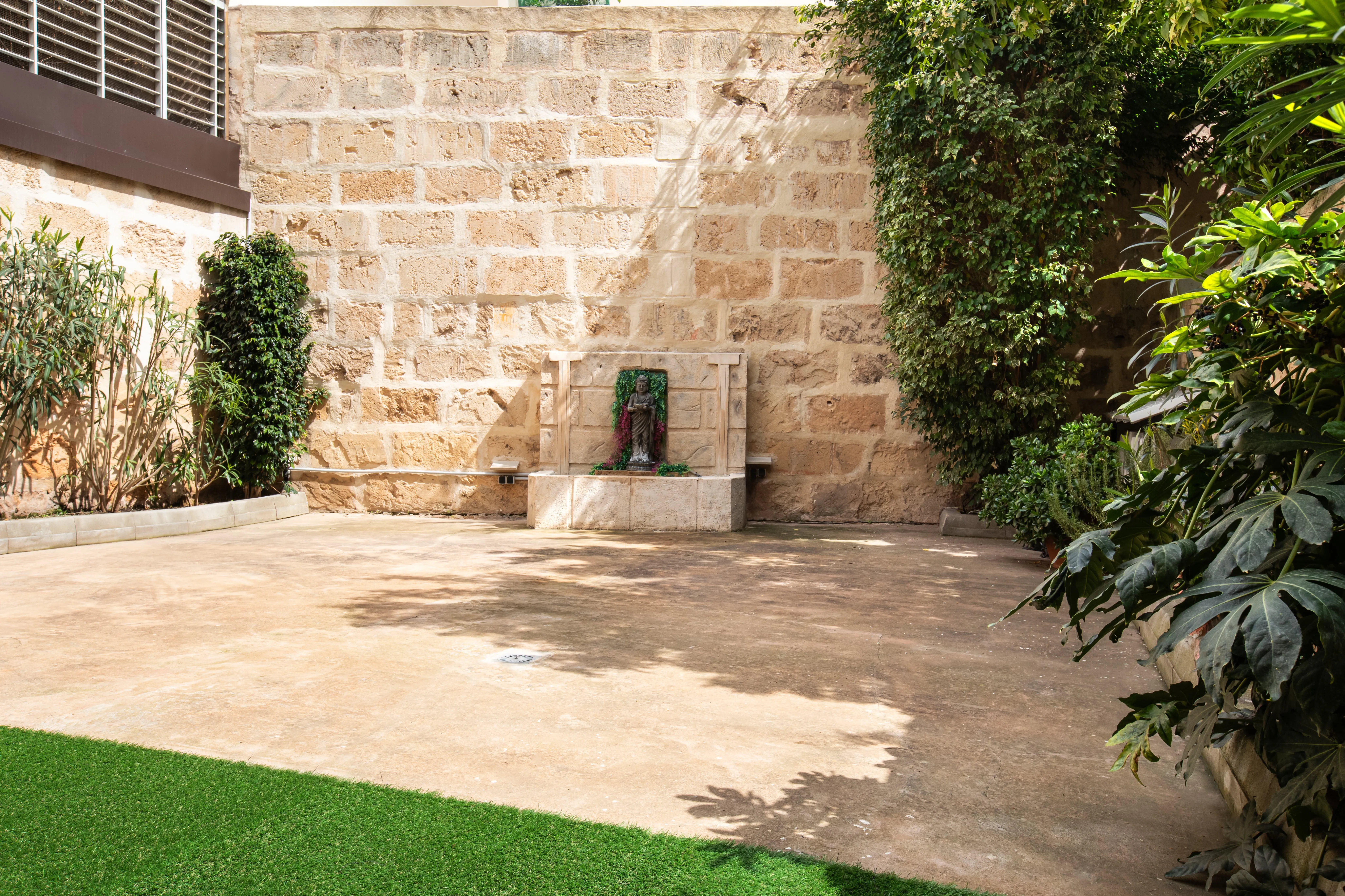 Exclusivo bajo reformado con gran patio y altas calidades-9