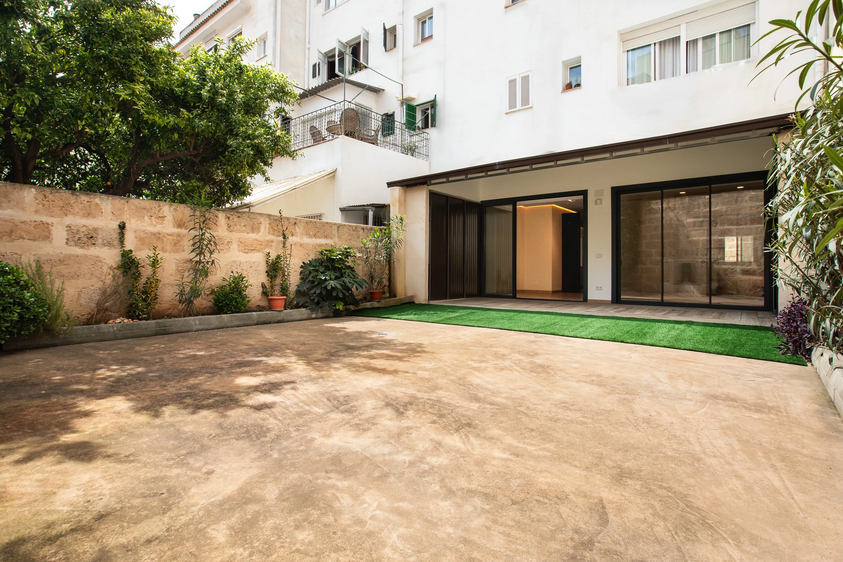 Exclusivo bajo reformado con gran patio y altas calidades-11