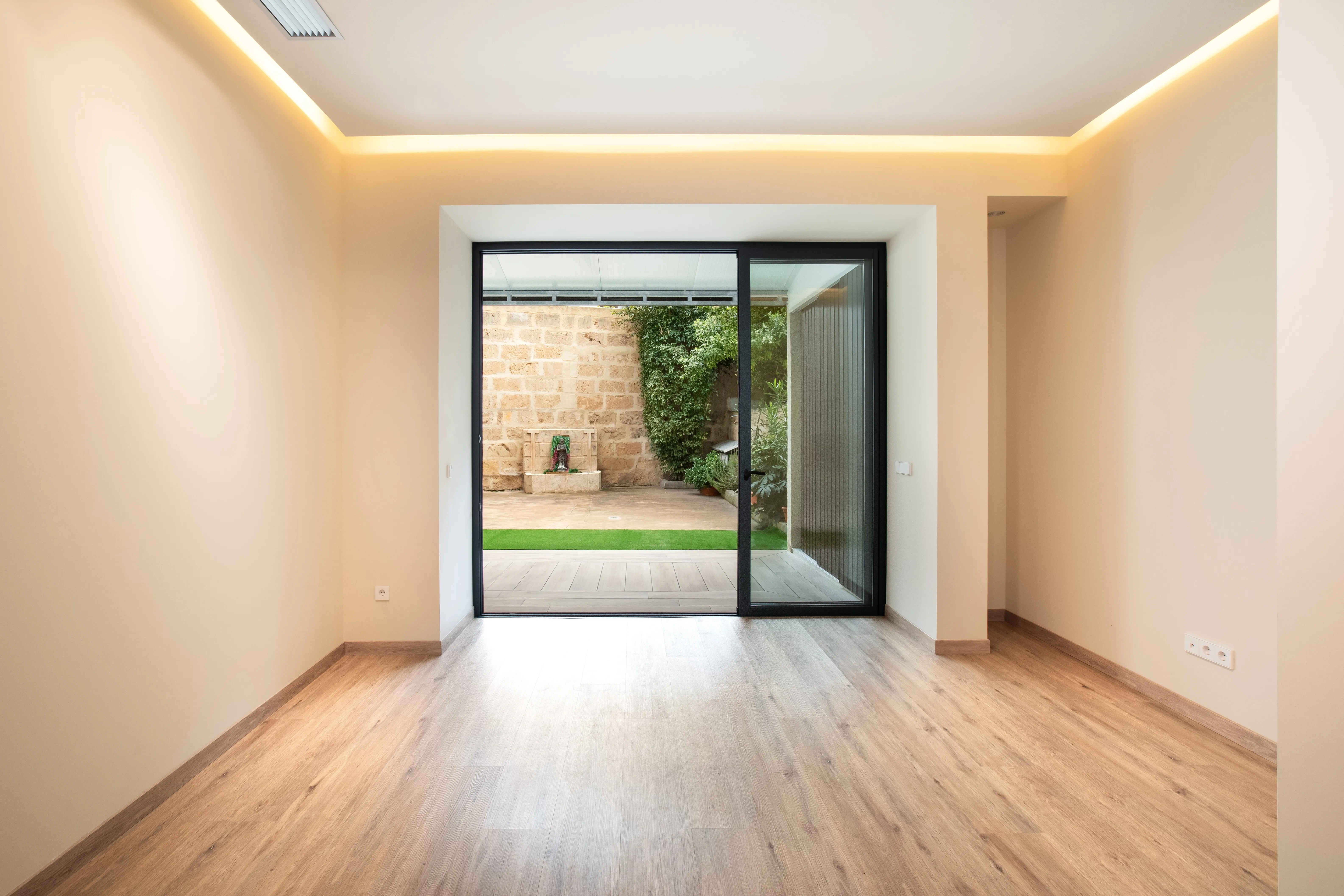 Eksklusivt renoveret ejendom med stor terrasse og finish i høj kvalitet-4