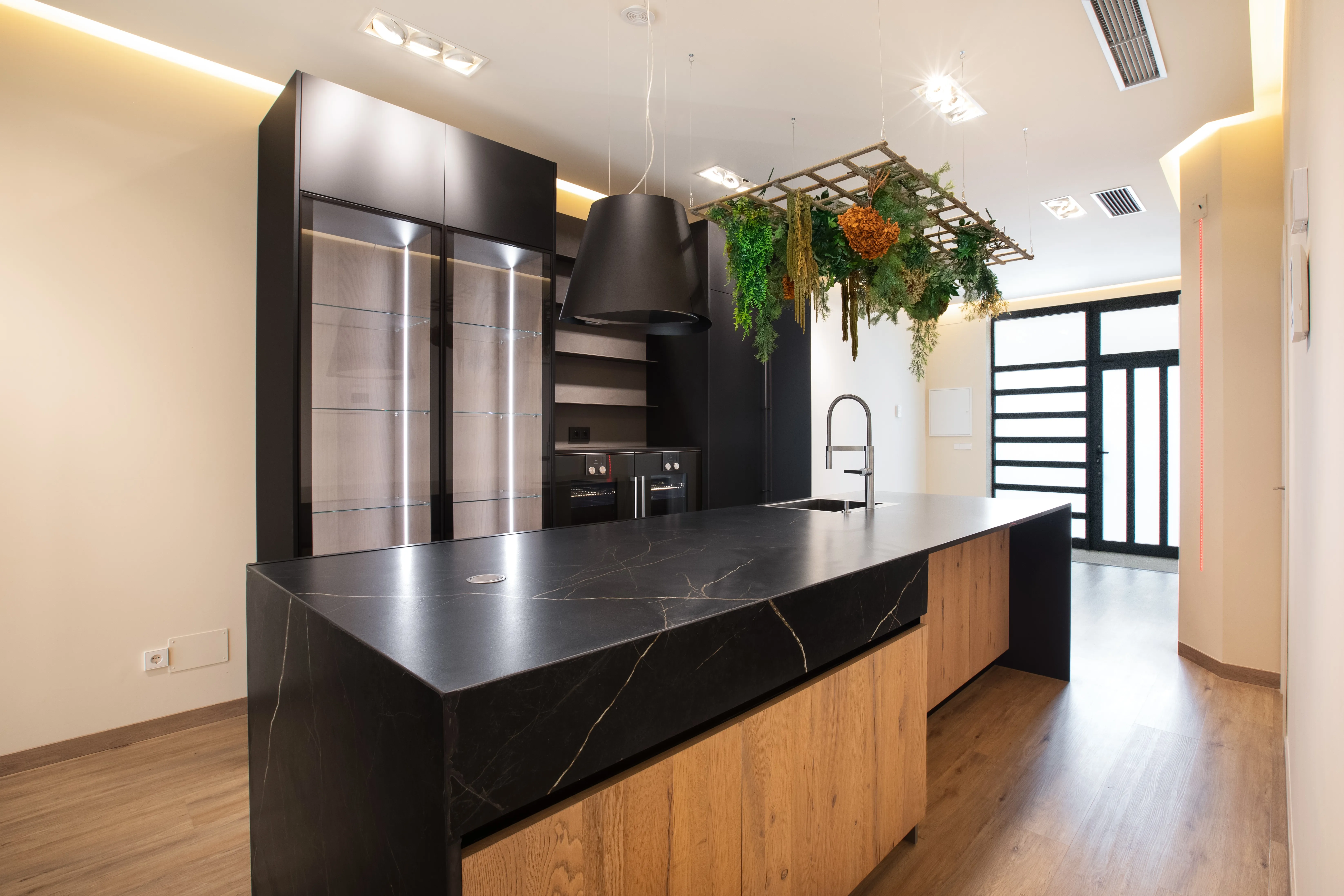 Eksklusivt renoveret ejendom med stor terrasse og finish i høj kvalitet-1