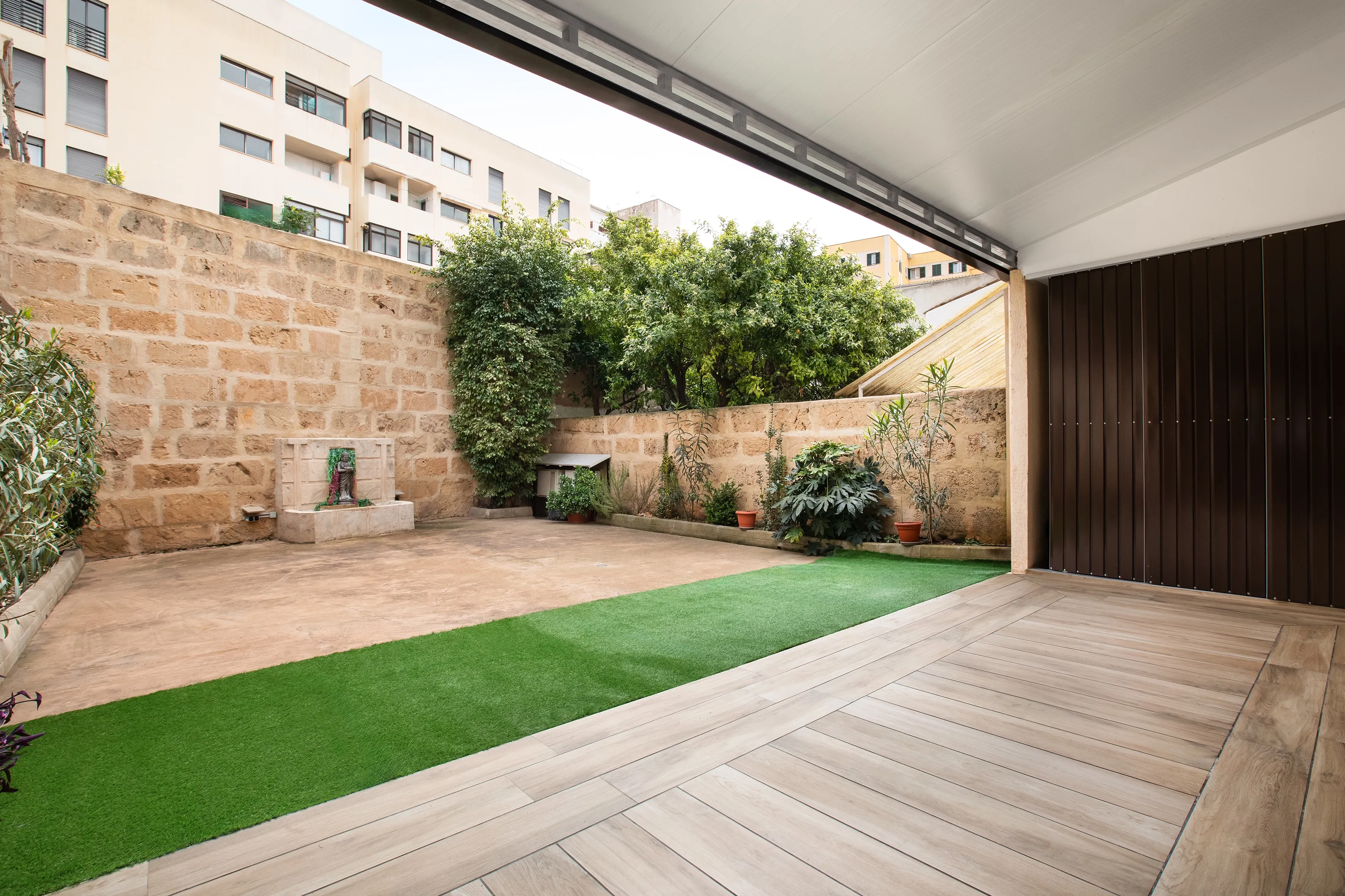 Exclusivo bajo reformado con gran patio y altas calidades-13