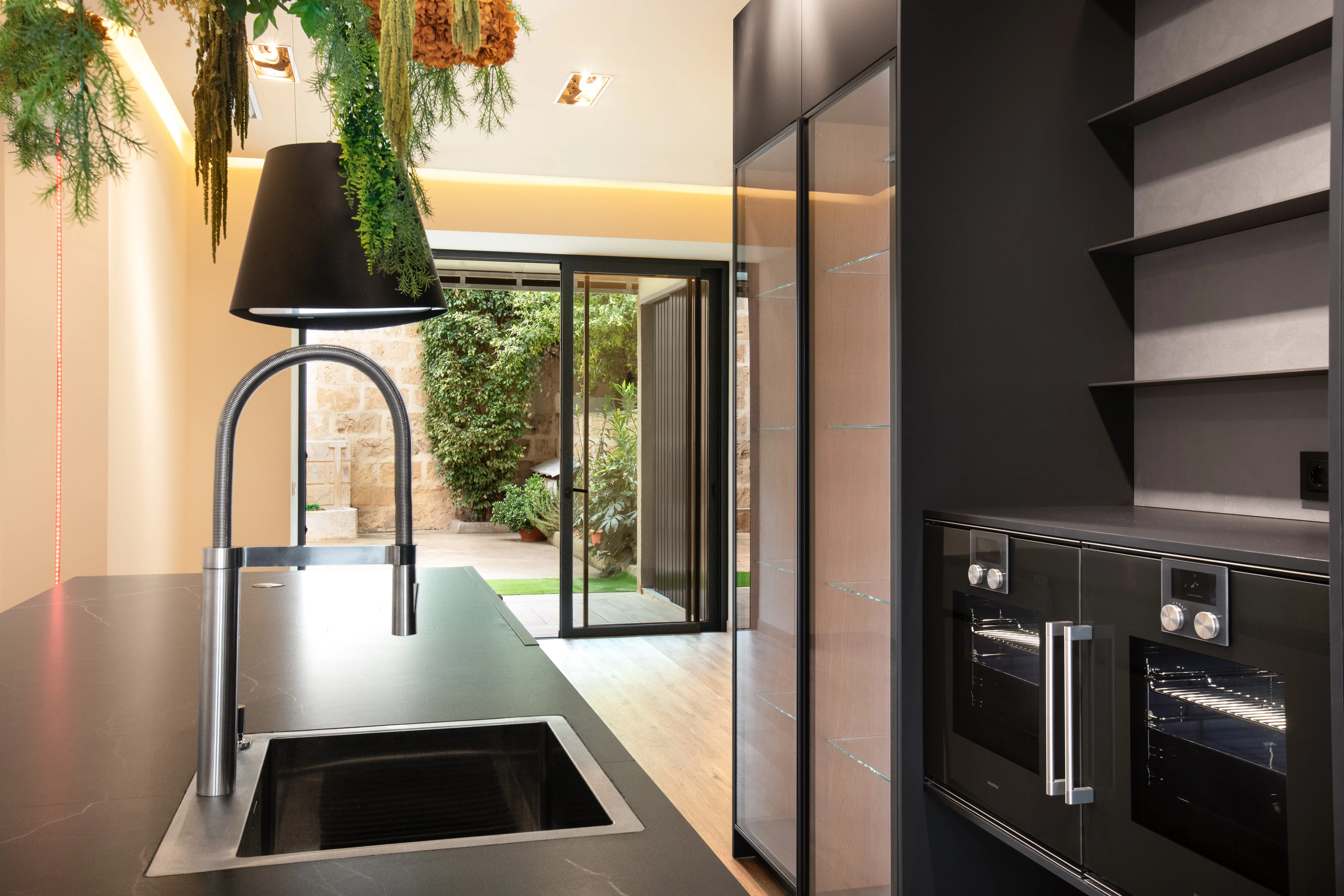 Eksklusivt renoveret ejendom med stor terrasse og finish i høj kvalitet-2