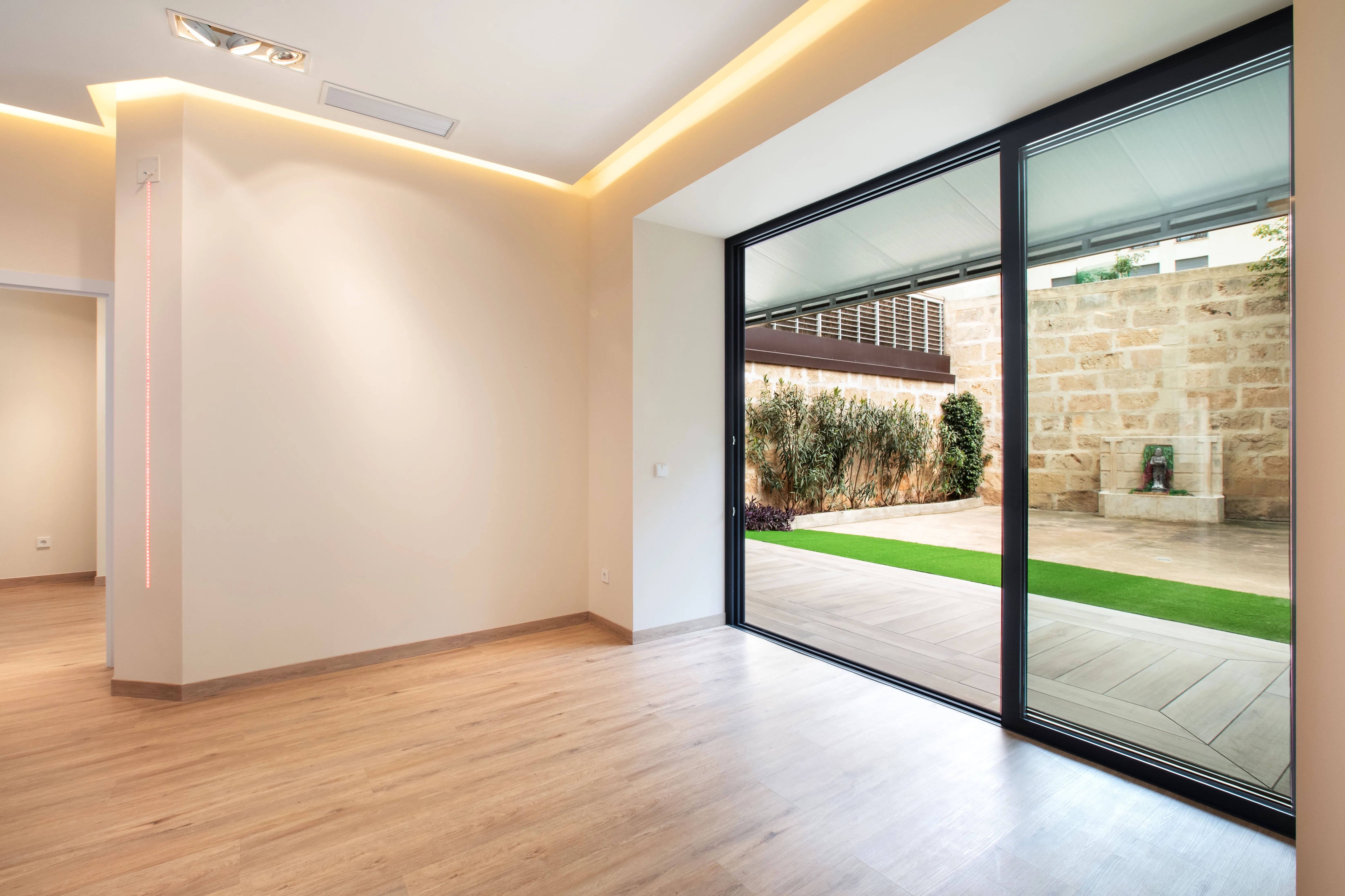 Exclusivo bajo reformado con gran patio y altas calidades-5