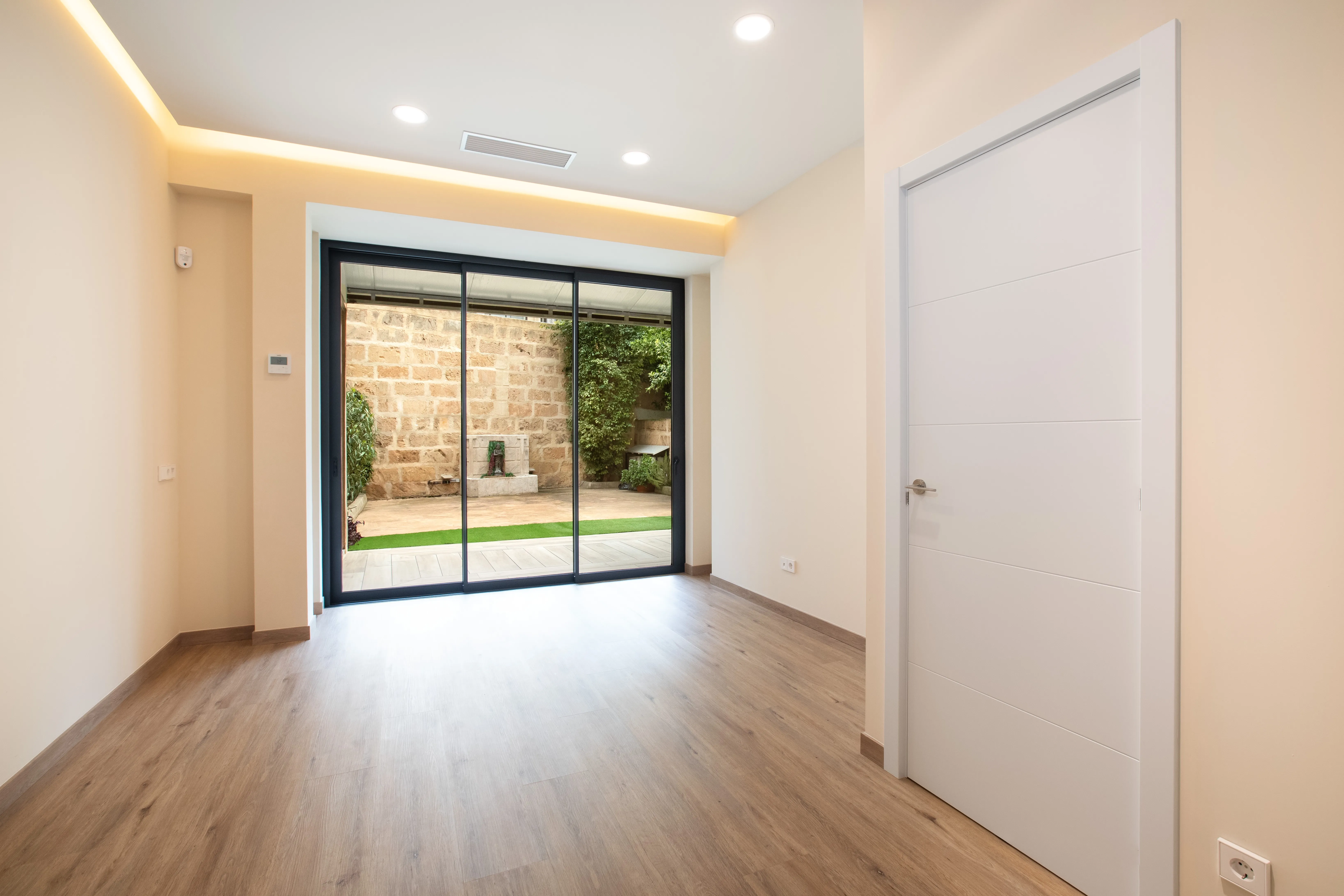 Exclusivo bajo reformado con gran patio y altas calidades-3