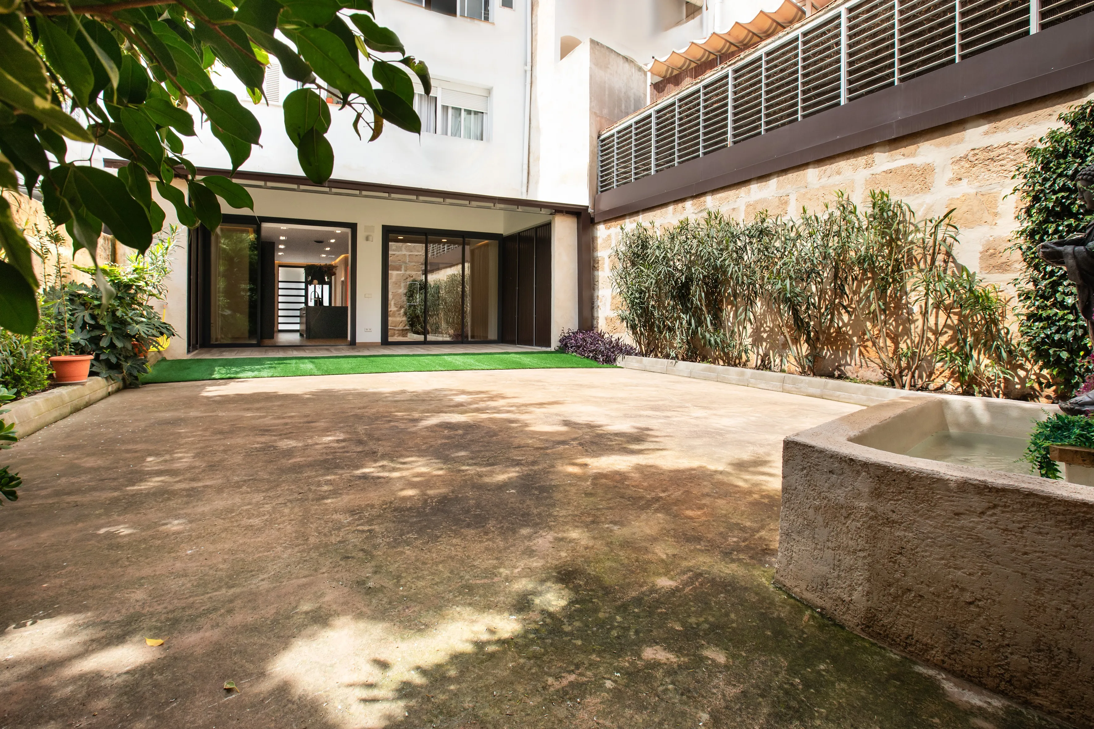 Exclusivo bajo reformado con gran patio y altas calidades-10