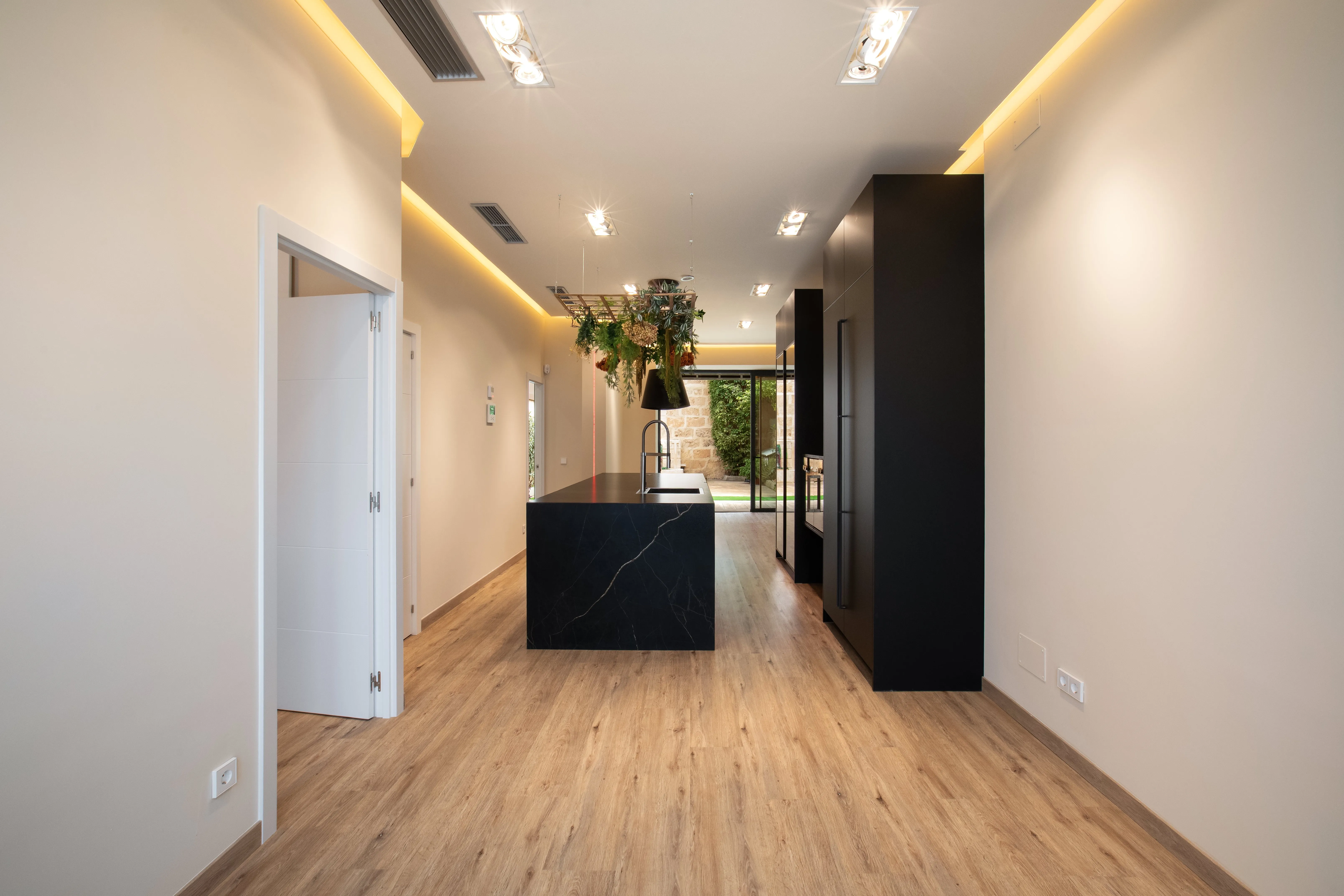 Exclusivo bajo reformado con gran patio y altas calidades-8