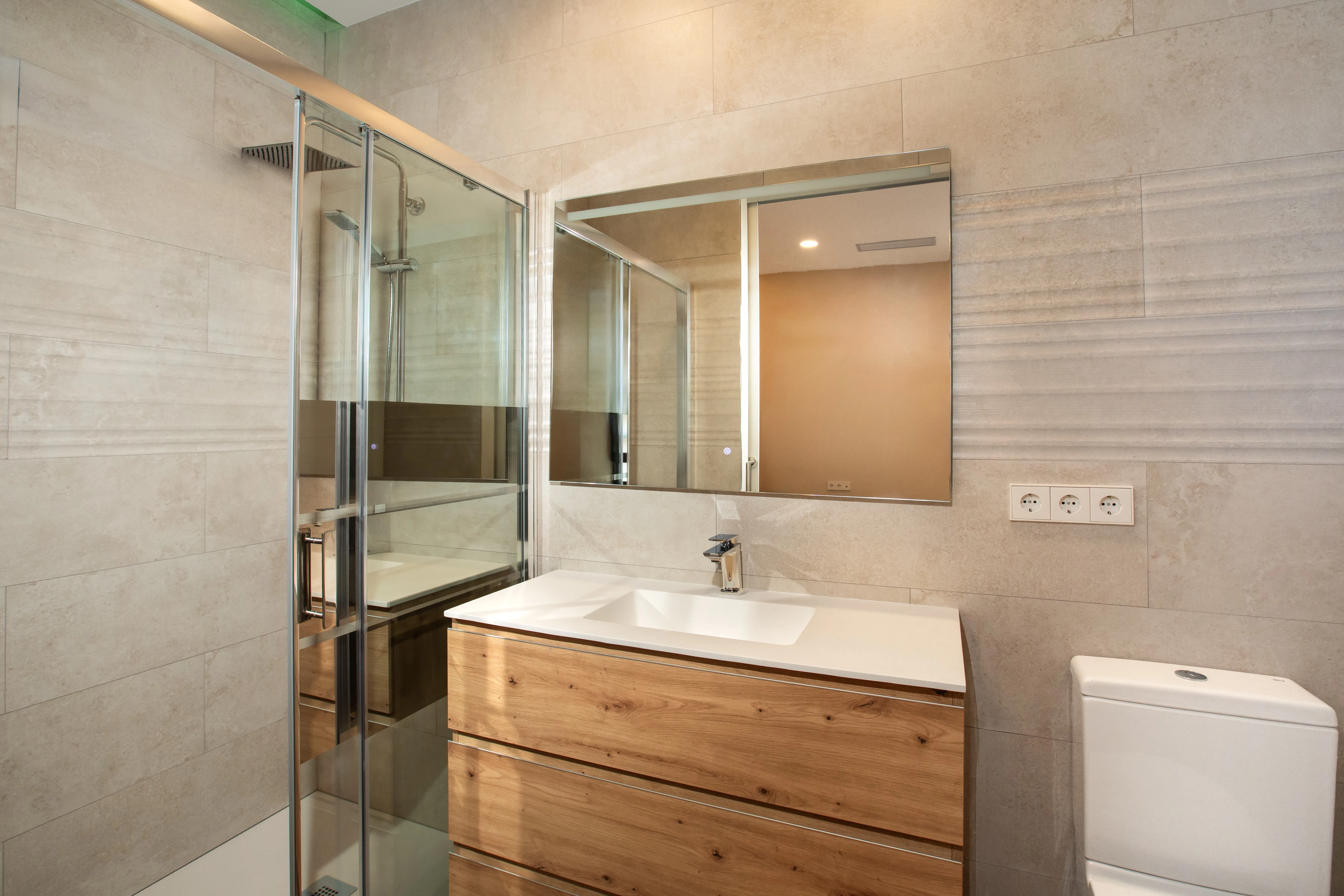 Exclusivo bajo reformado con gran patio y altas calidades-12