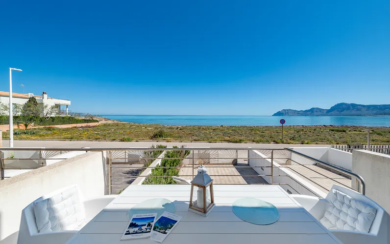 Duplex i frontlinjen med panoramautsikt över havet och ETV-licens