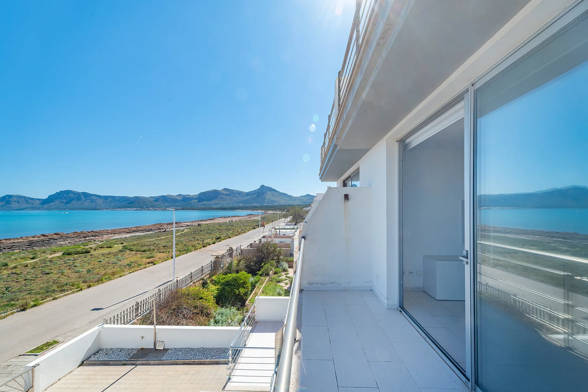 Dúplex en primera línea con vistas panorámicas al mar y licencia ETV-11