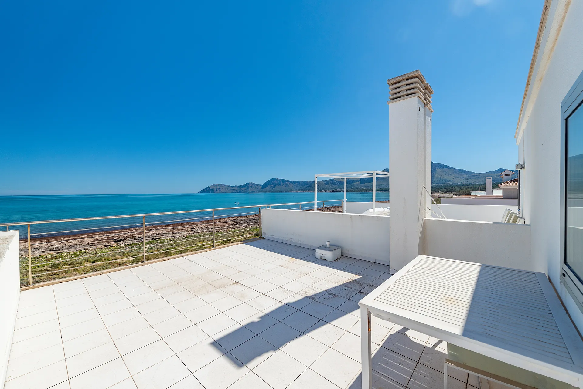 Dúplex en primera línea con vistas panorámicas al mar y licencia ETV-17