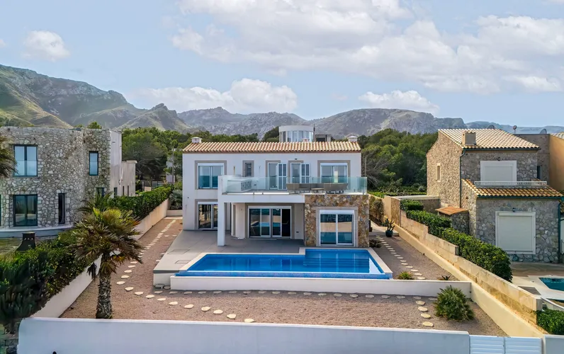 Moderne villa in eerste lijn met zeezicht en panoramisch uitzicht