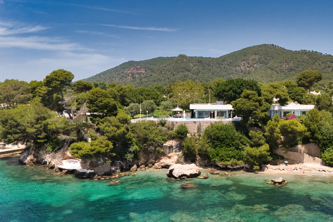 Unique property in first sea line with private sea access-1