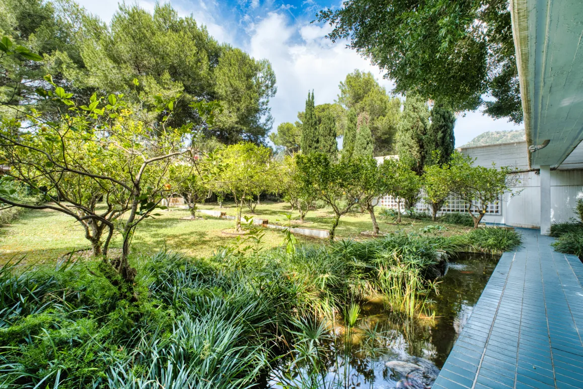 Unique property in first sea line with private sea access-12