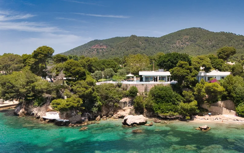 Unik fastighet i första havsbandet med privat tillgång till havet