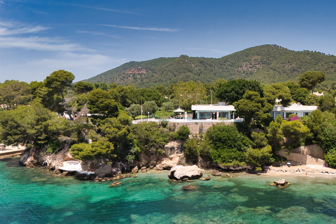 Unique property in first sea line with private sea access