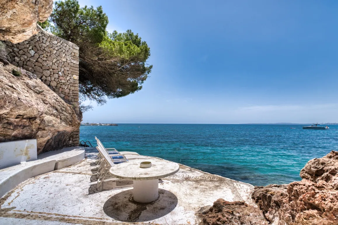 Unique property in first sea line with private sea access-15