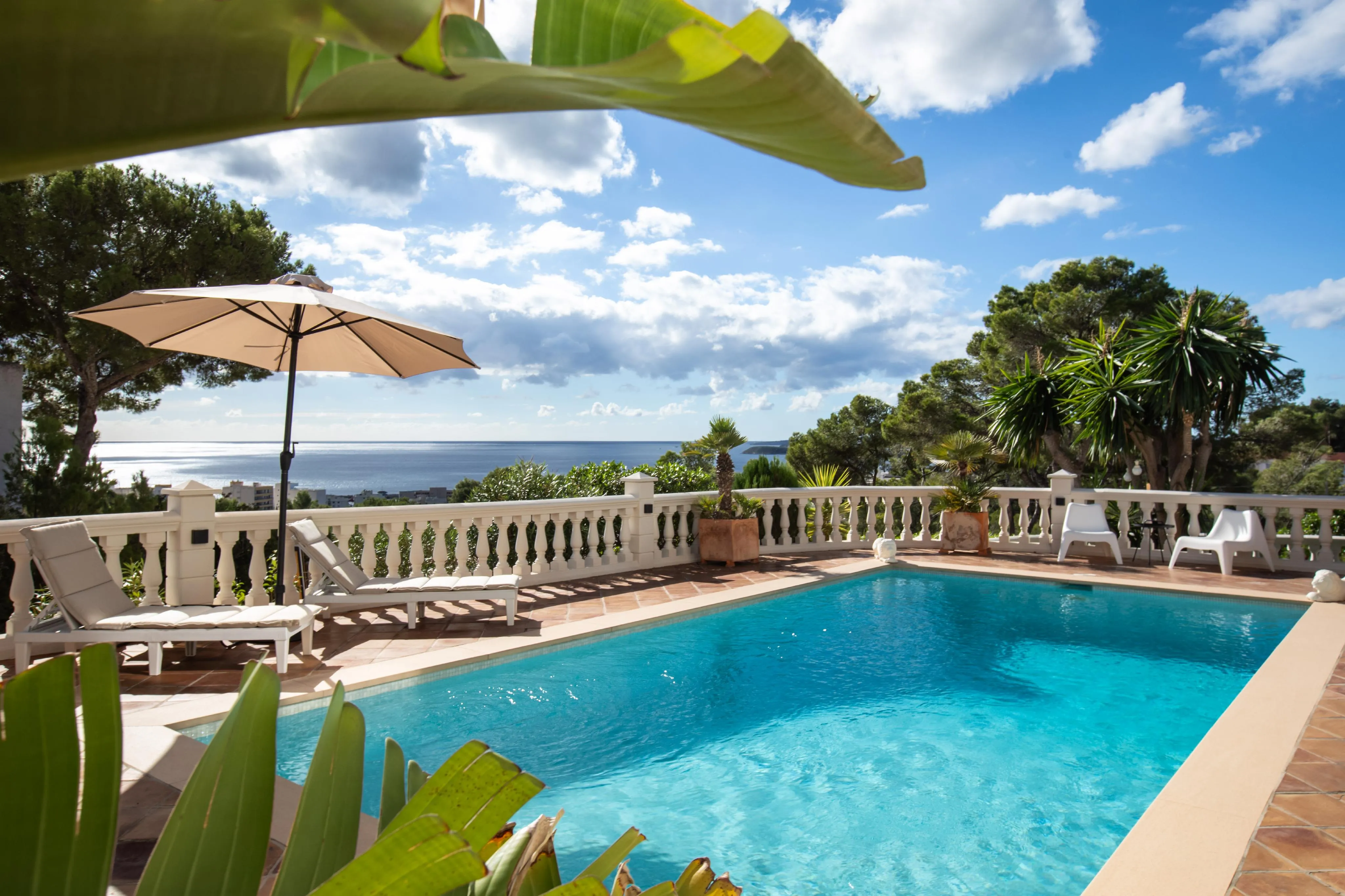 Smuk villa med flot havudsigt-1