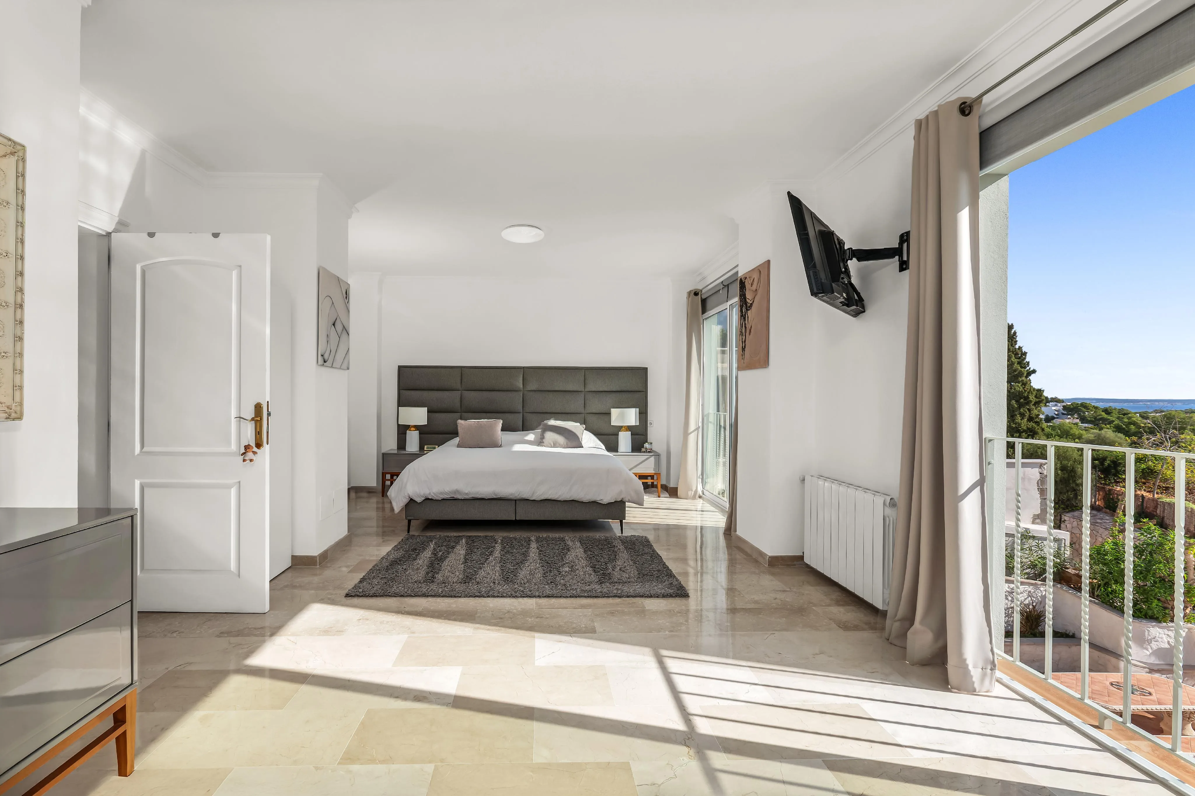 Smuk villa med flot havudsigt-13