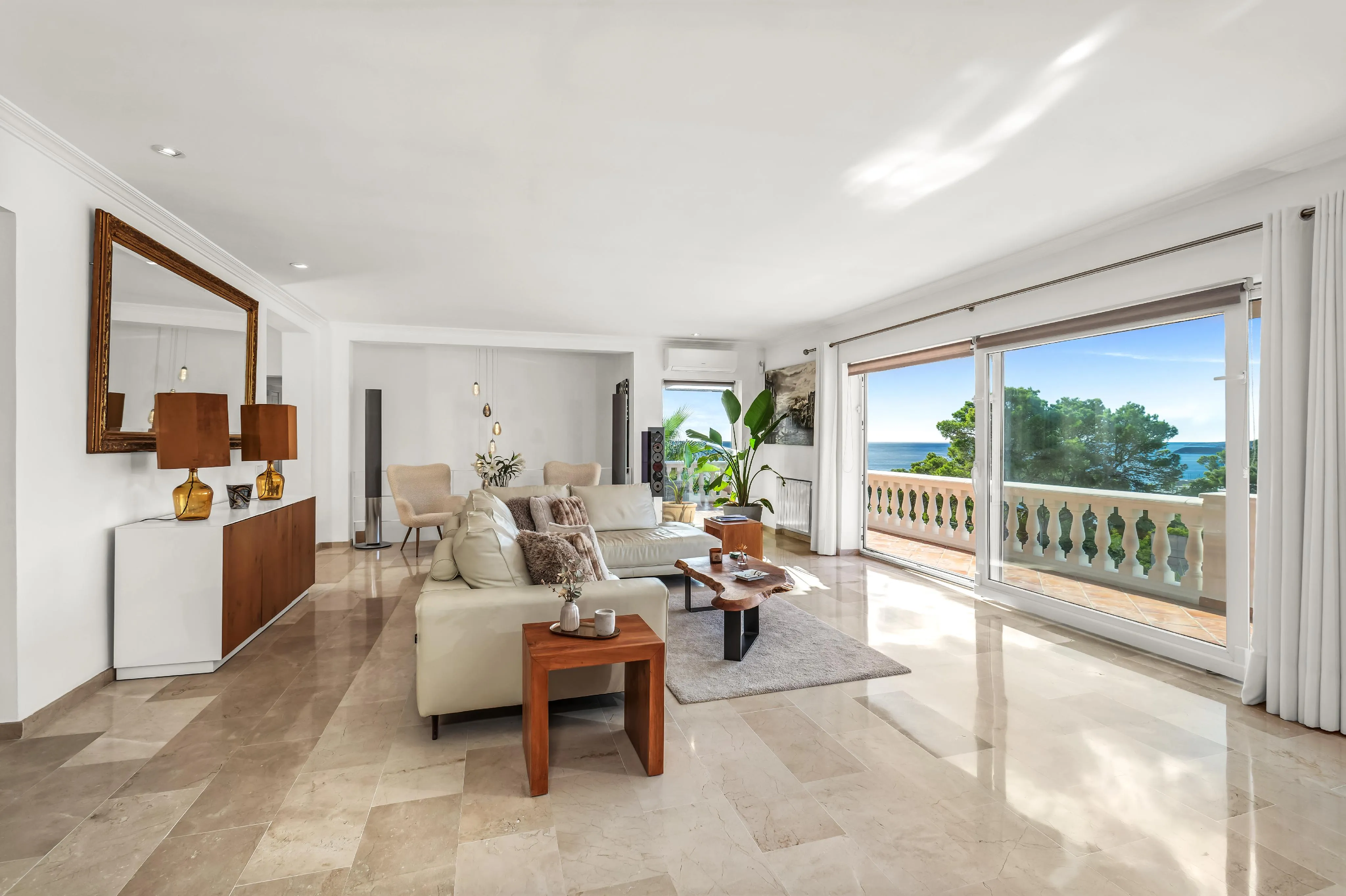 Smuk villa med flot havudsigt-3