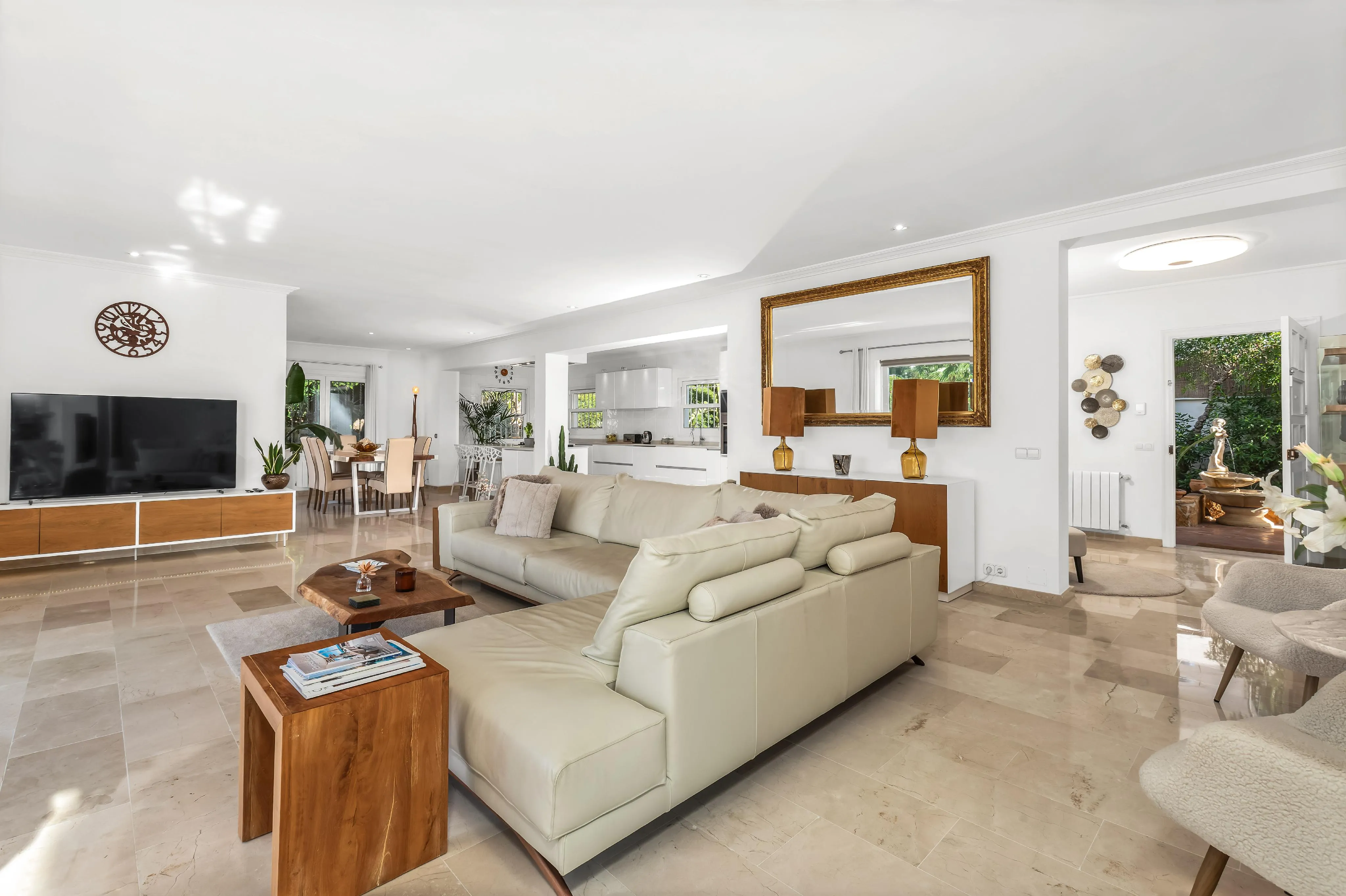 Smuk villa med flot havudsigt-5