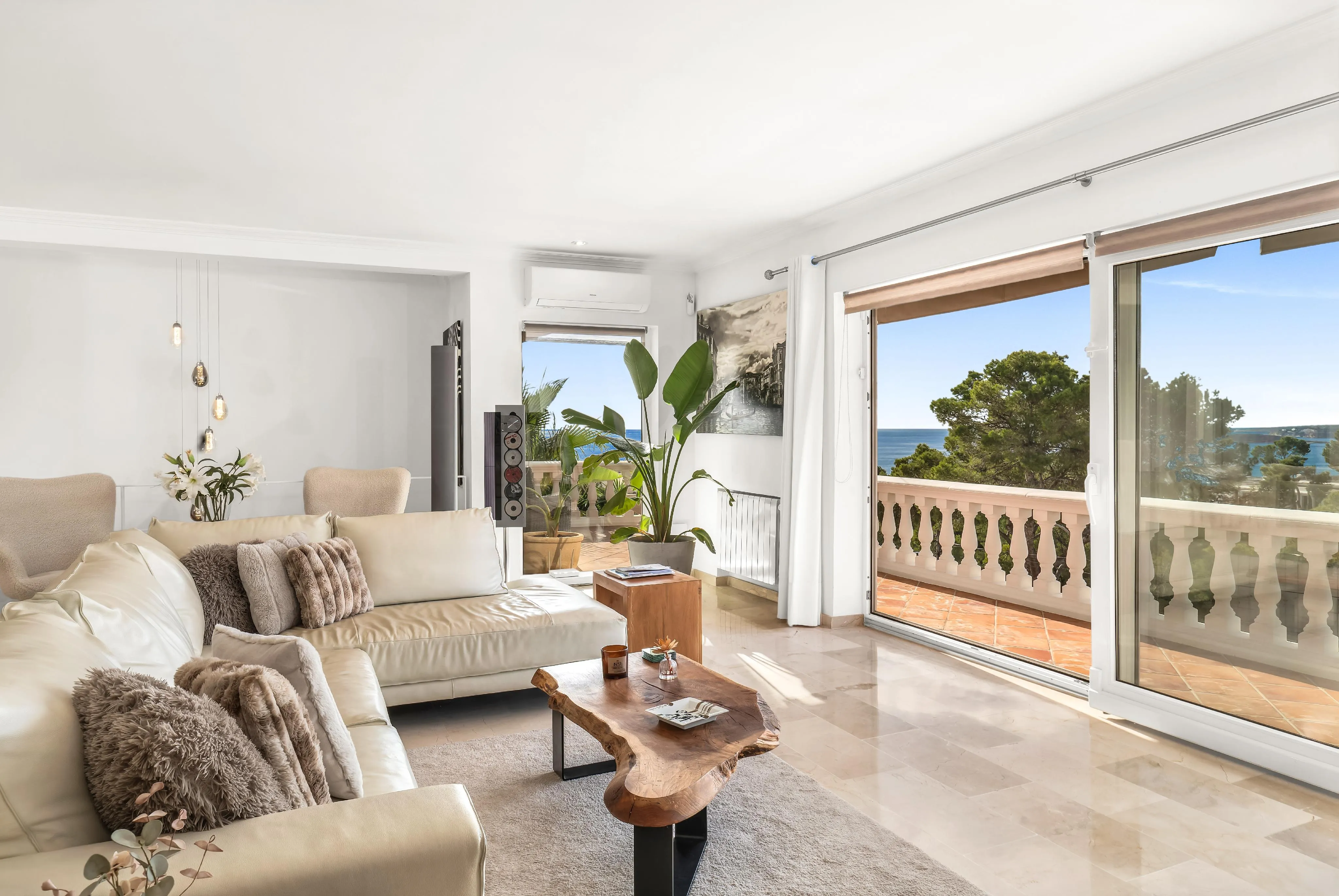 Smuk villa med flot havudsigt-4