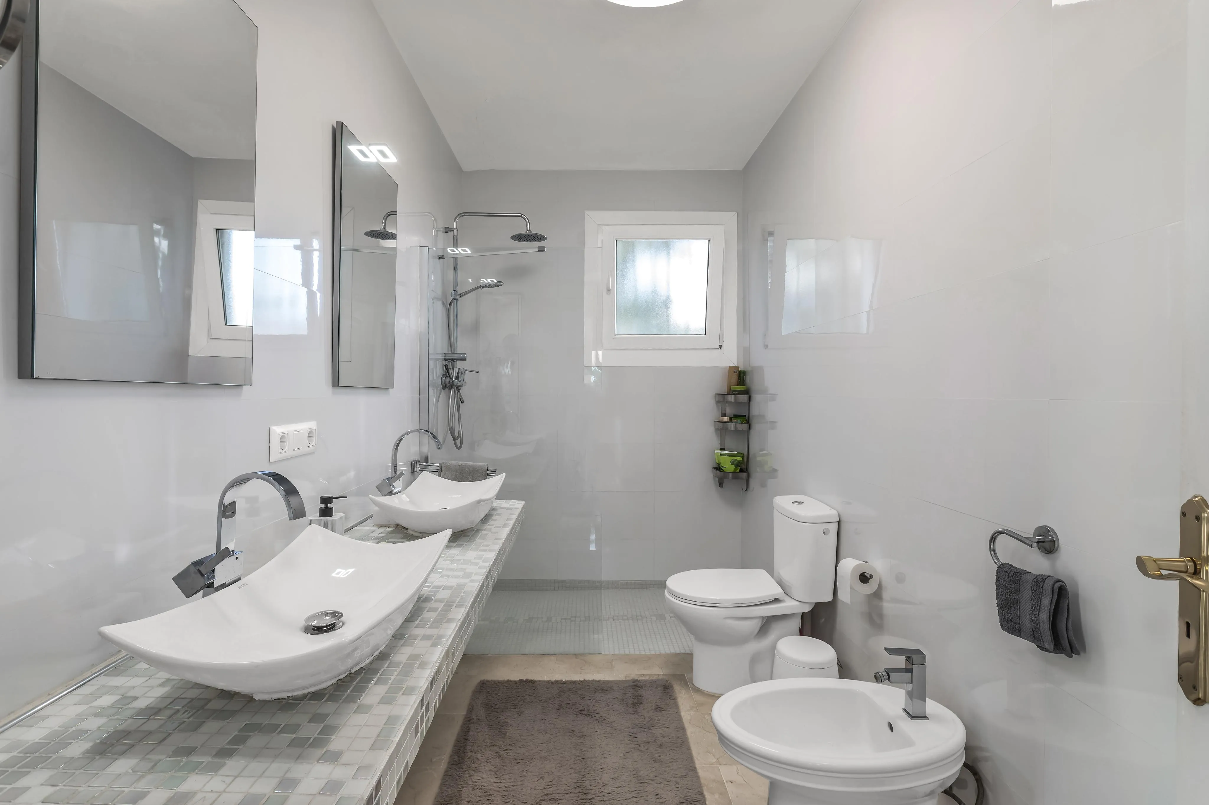 Smuk villa med flot havudsigt-14