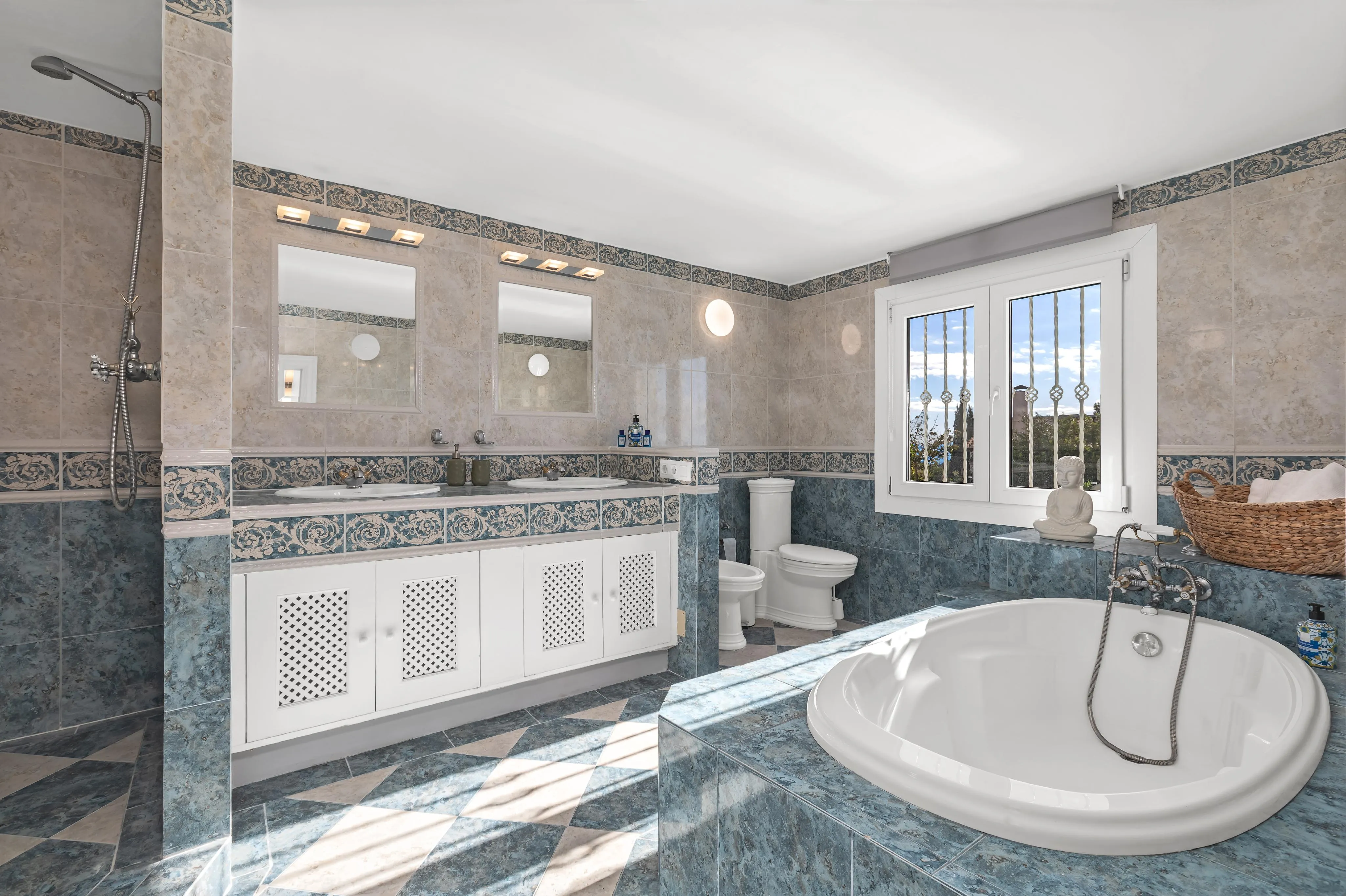 Smuk villa med flot havudsigt-20