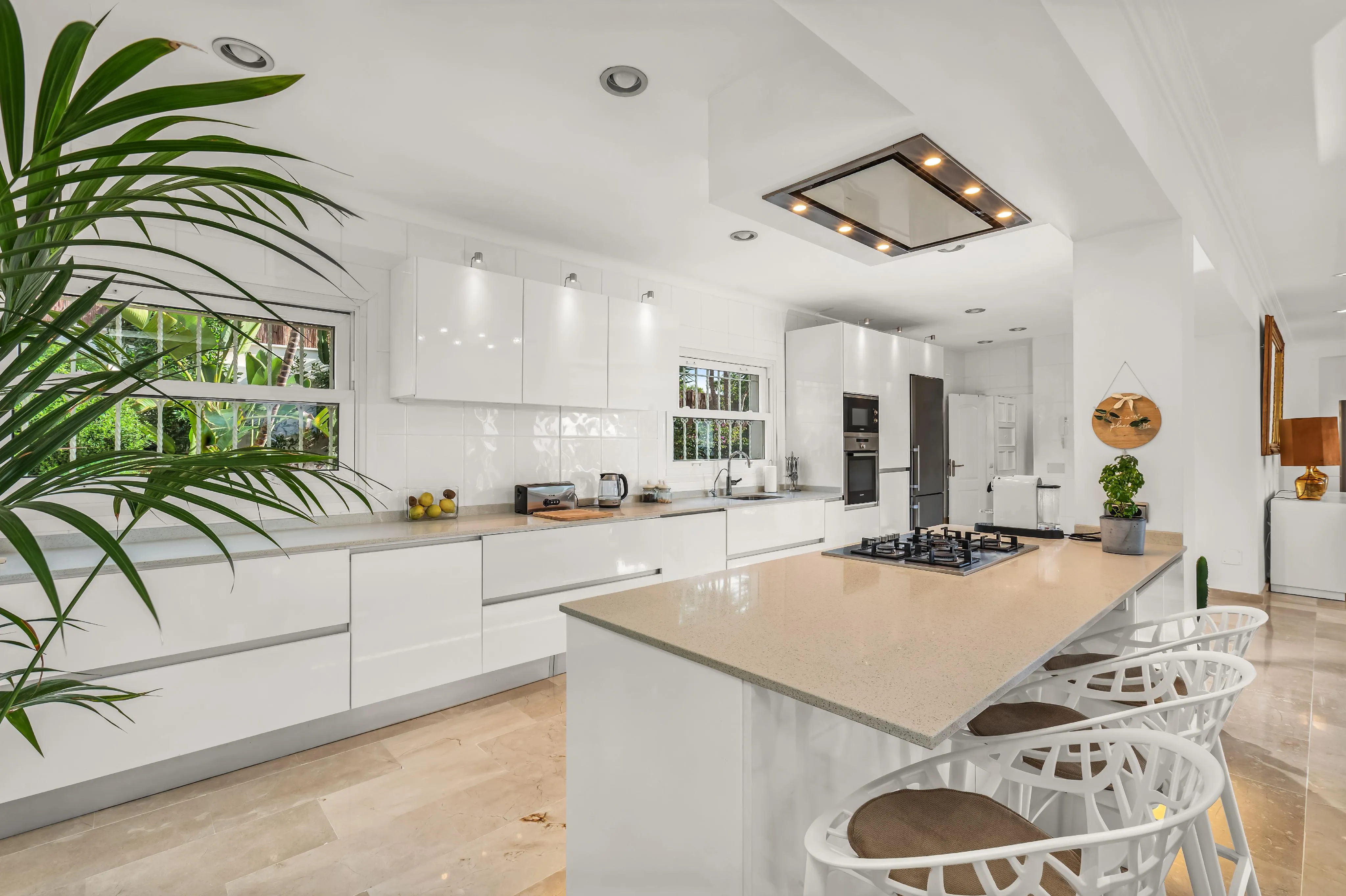 Smuk villa med flot havudsigt-9