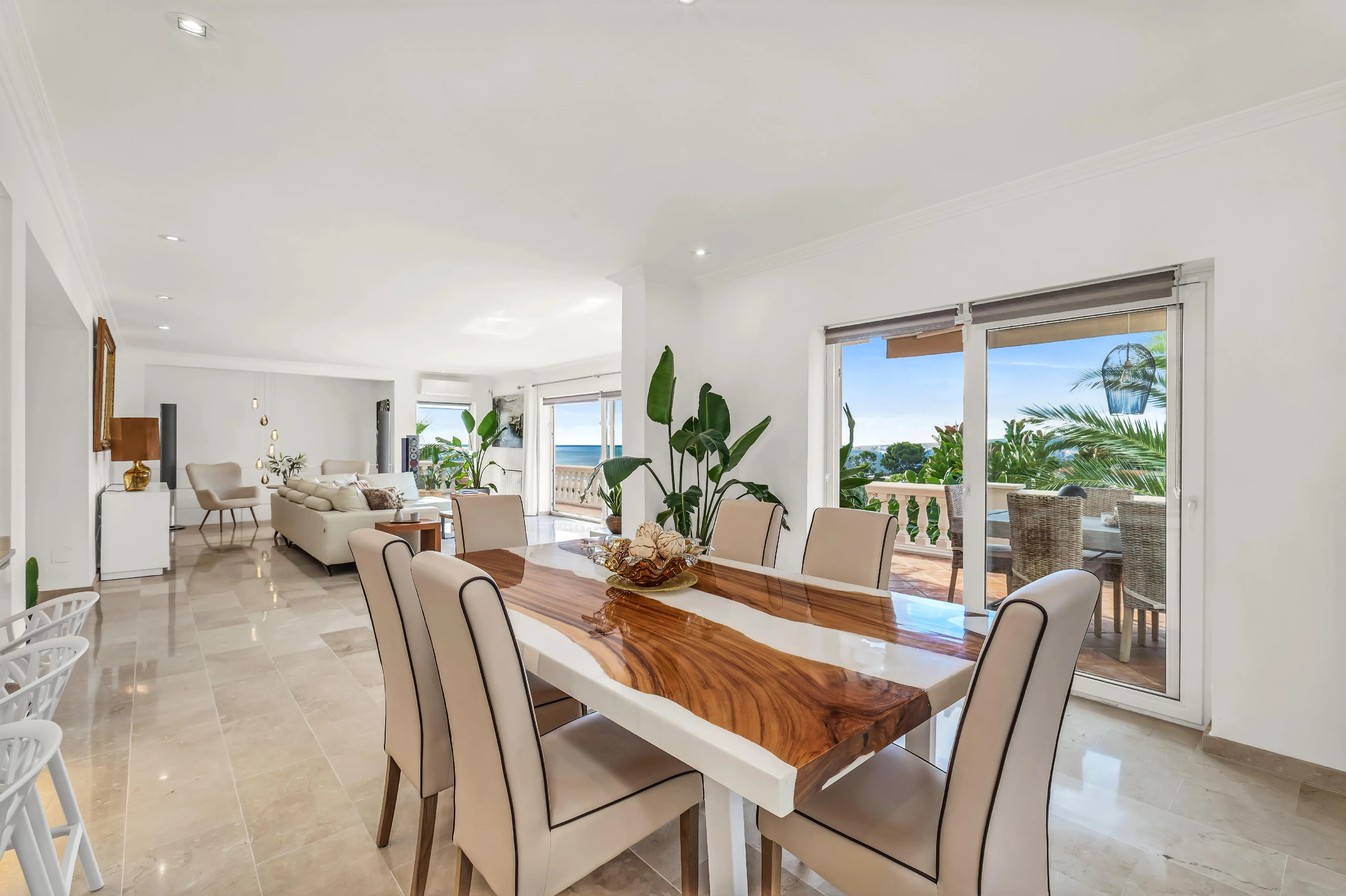 Smuk villa med flot havudsigt-6