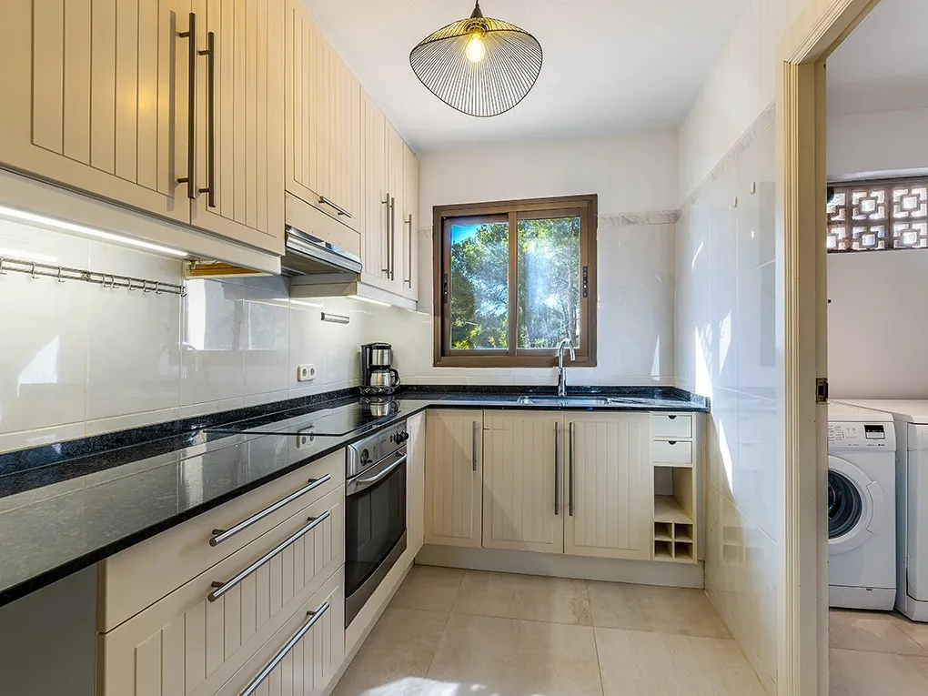 Newly refurbished apartment with sea view-6