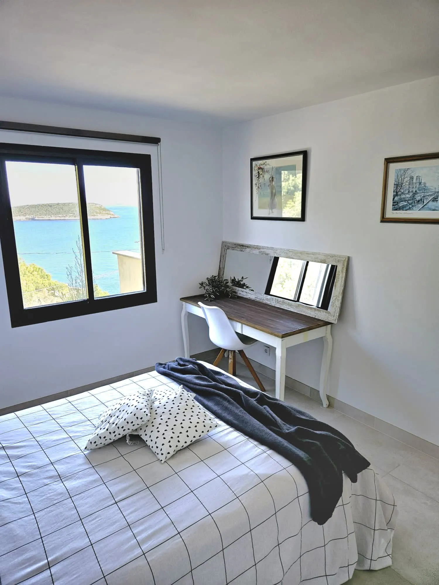 Newly refurbished apartment with sea view-8