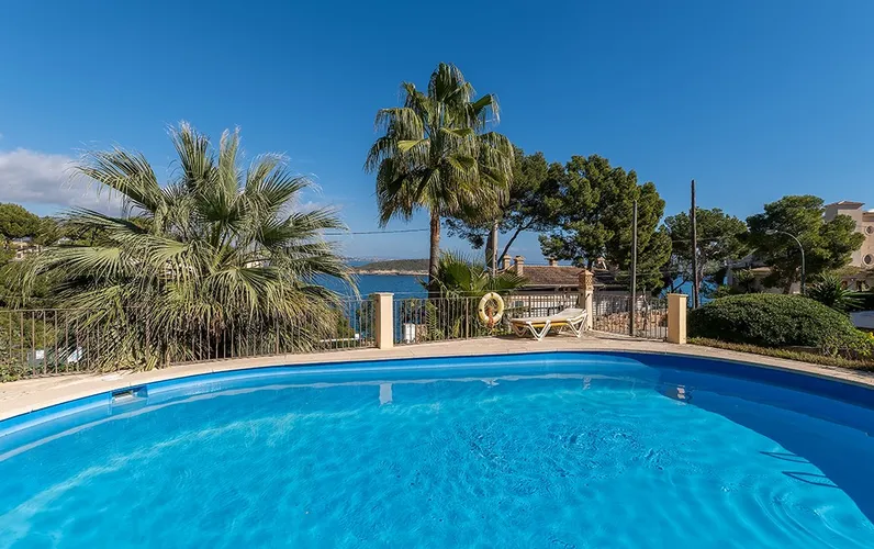 Pas gerenoveerd appartement met uitzicht op zee