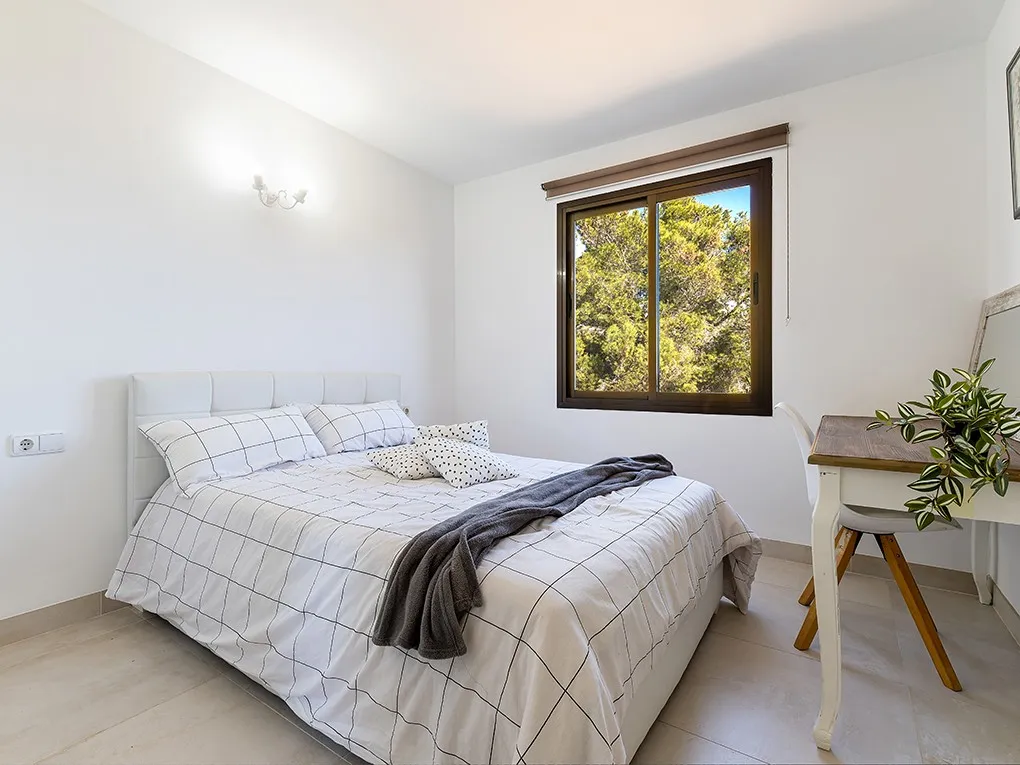 Newly refurbished apartment with sea view-7